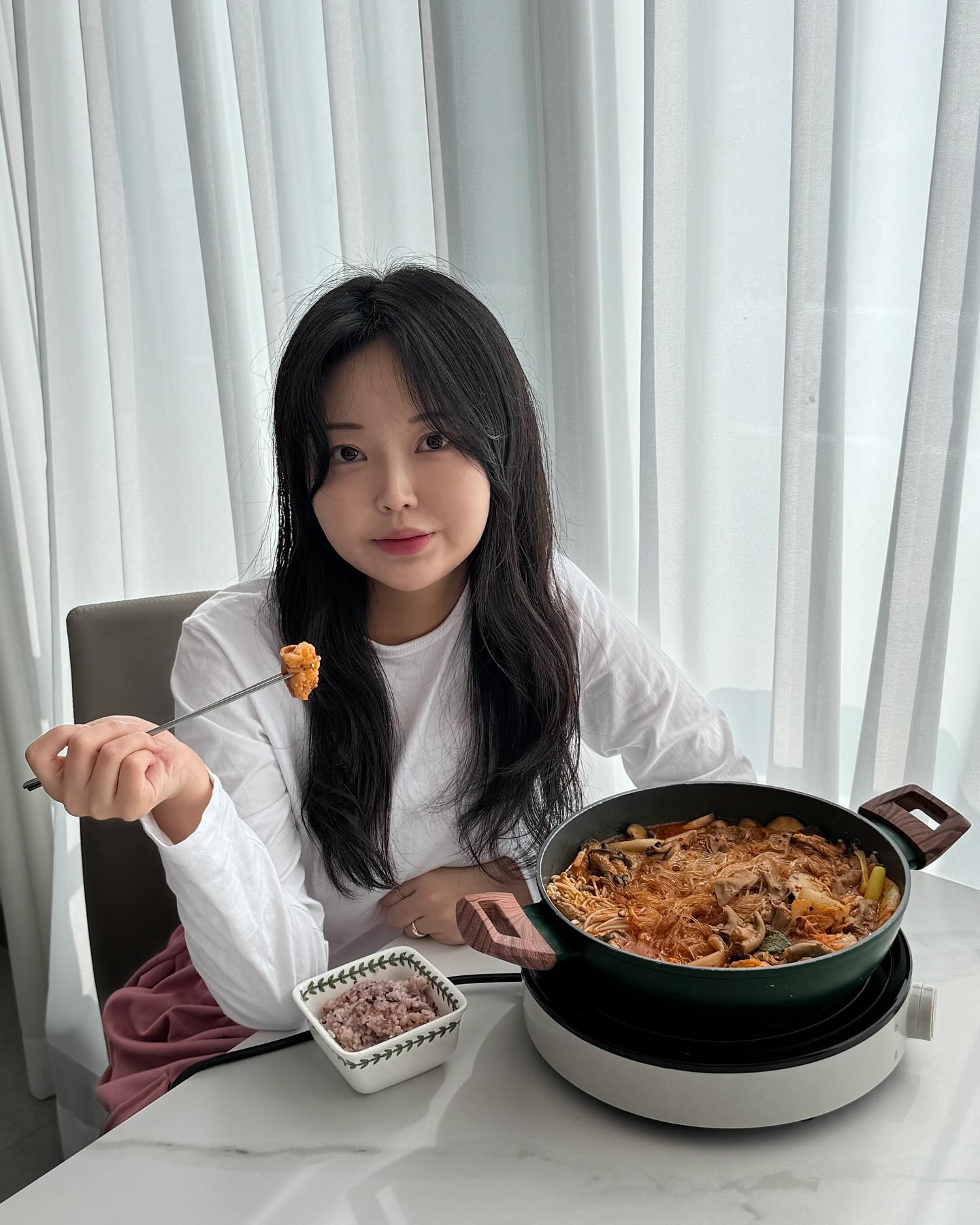 #협찬 #유료광고 glyde.co.kr
믿고 먹는 간편식 맛집 ‘글라이드’ 와
청담동 곱창전골 맛집 ‘청담해정’ 가 만나
한우곱창전골 밀키트를 런칭하였어요!😋

청담해정 한우곱창전골은요 !!
최상급 구이용 100% 한우곱창만을 사용하여
차원이 다른 곱창전골 퀄리티를 선보이는데요,
다른 제품들은 각종 부속물이 섞여져있어
곱창 본연의 맛을 즐기기가 힘들었는데
청담해정 한우곱창전골은 신선한 한우곱창만을
100%로 즐길 수 있어 더 맛있게 먹을 수 있어용🍲

매장에서는 6만원대라 부담되셨던분들은
집에서 더 저렴하게 똑같은 맛의 좋은 품질인 
곱창전골을 먹을 수 있어 경제적이에요👍🏻

2번의 고온 스팀으로 쪄내 부드럽고 고소해
자꾸자꾸 손이가게되는 청담헤정의 맛 그대로~
집에서 즐거운 식사시간 보내자구요😆🫶🏻

#글라이드 #청담해정 #글라이드x청담해정 #곱창전골 #곱창전골맛집
