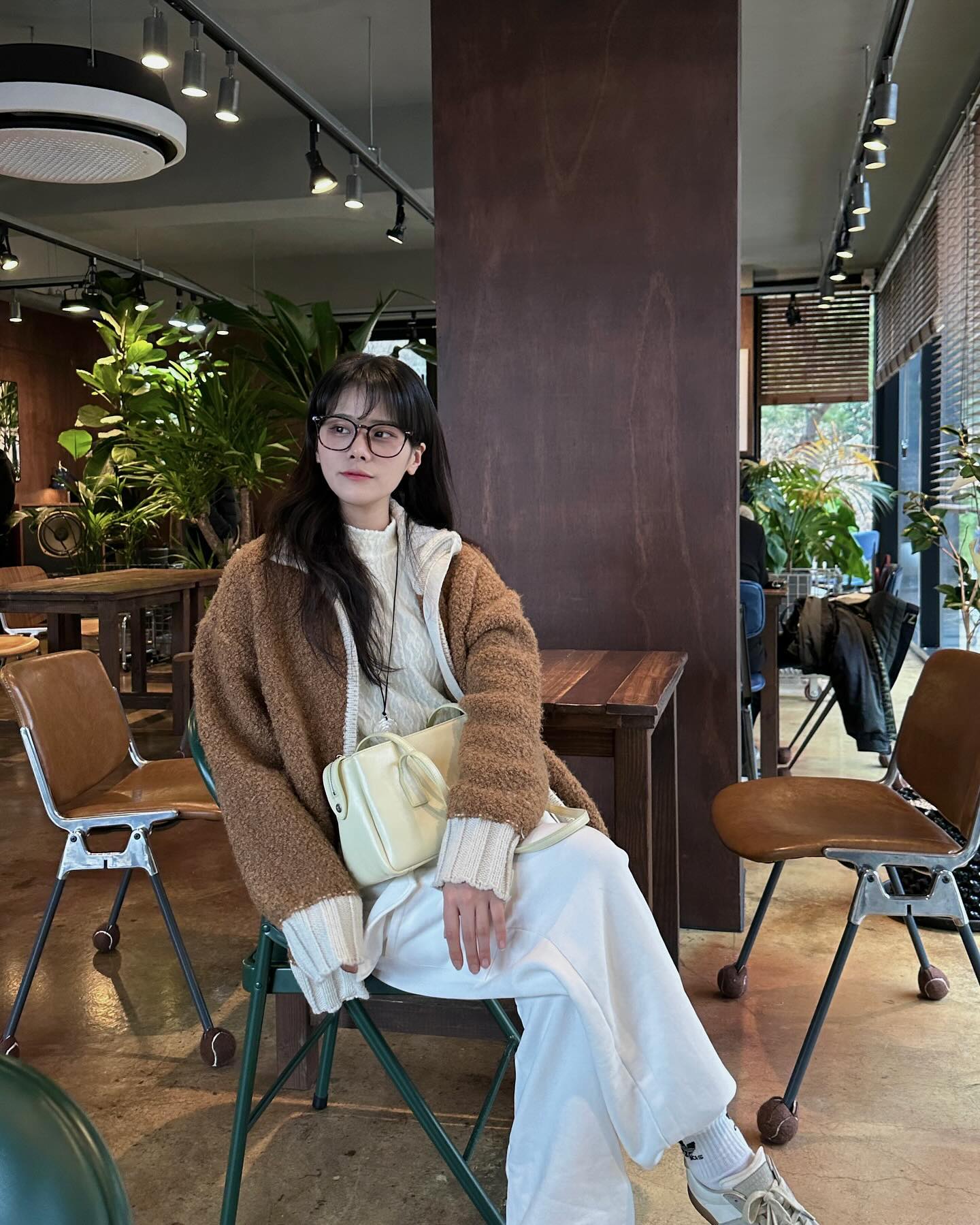 비가 그치다 싶으면 오고 날씨도 춥고 ,, 
봄은 언제..? 봄옷 빨리 입고싶어요🥲

그나저나 요즘 요런 긱시크무드의 안경이 유행한다길래 
친구꺼 사알짝 껴보기 힣🤭