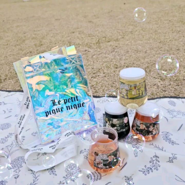 #협찬 x wine_spirits_nihonshukr

 작은 소풍을 뜻하는 르 쁘띠 피크니끄에 어울리는 마네의 작품
'풀밭 위의 점심식 '와' 그랑드자트 섬의 일요일 오후를 만나볼 수 있는 우아하면서도 귀여운한 컵에 담긴 보르도 와인을 가지고
피크닉을 다녀왔어요

컵 한 개씩 실링 은박지와 뚜껑으로 되어 있어서
마시다가 뚜껑 닫아 보관도 할 수 있어요

피크닉이나 캠핑을 가면 왔다 갔다 하는 일이 많은데
와인을 마시다 뚜껑을 닫아 보관하니 편하고 끝까지 깨끗 깔끔하게 마실 수 있어요

레드와 화이트, 로제 3가지 다 맛볼 수 있어요

제가 가장 좋아하는 러제는 당도와 산도의 발란스가 좋고
화이트는 100% 쇼비뇽블랑제품으로 풍부한 과실향과 과육의 맛을 즐길 수 있어요
레드는 메를로와 카베르네 쇼비뇽 블렌드라, 첫맛은 부드럽고 몽글몽글하다가, 까쇼의 단단함이 받쳐줘요

  부드러운 텍스쳐로 안주 없이도 마시기 좋고
샐러드 스틱 / 순대 & 떡볶이 / 바비큐, 과일 등과도 잘 어울려요 

#컵와인 #르쁘띠피크니끄 #봄에는피크니끄 #보르도컵와인 #한강와인 #피크닉와인 #골프와인 #캠핑와인 #편의점와인 #마트와인 #데일리와인 #백화점와인 #와인추천 #재구매각