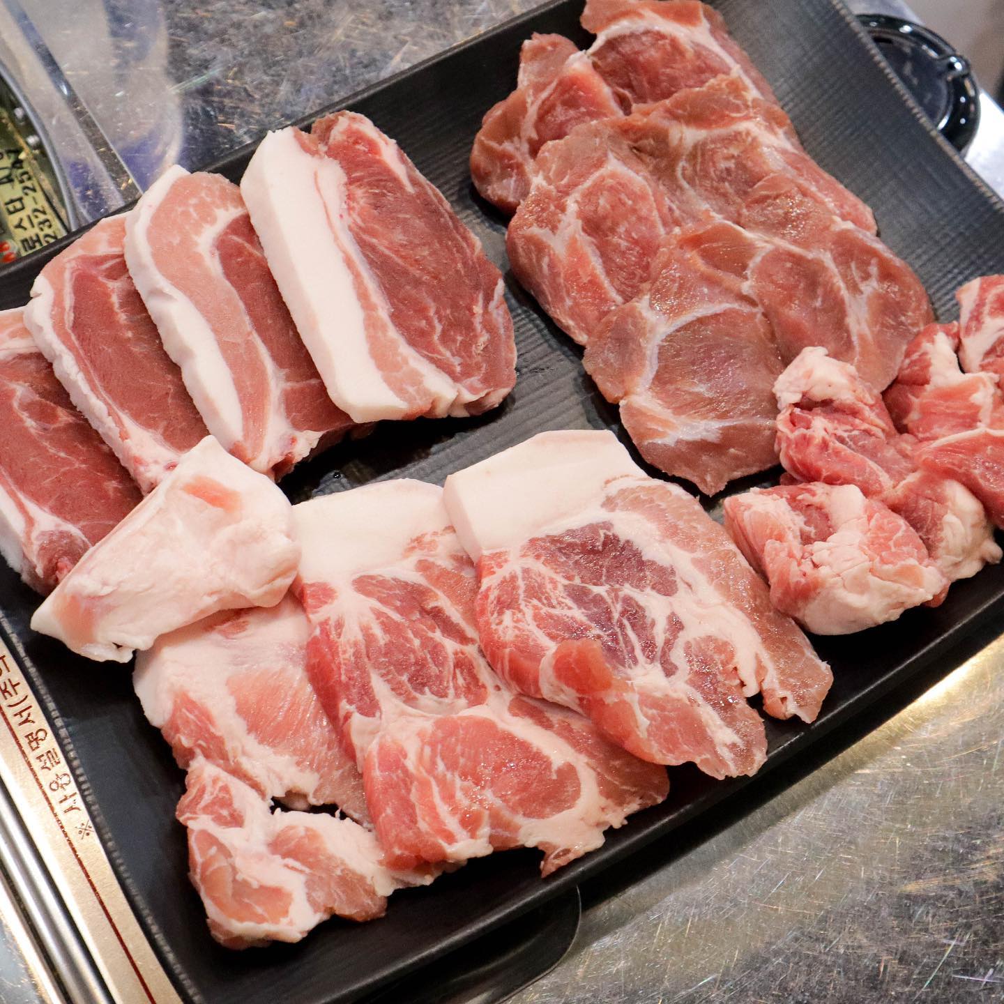 🐾<솔찬제주뒷고기 노량진점>

얼마 전 노량진뒷고기 맛집으로 알려진 
<솔찬제주뒷고기>에 다녀왔답니다🐷
흑돼지, 특수부위를 판매하고 있는 곳으로
다른 고깃집보다 특별한 매력이 존재했어요. 
노량진에서 느낄 수 있었던 제주의 맛~💗

뒷고기란 도축업에서 종사하시는 분들이
맛있는 부위만 뒤로 빼돌려 먹었다 해서
뒷고기라는 말이 유래되었다고 하는데요.

이곳의 하이라이트 메뉴인 솔찬모듬은 
뒷고기, 덜미살, 꽃살, 뽈살 구성으로 
이것저것 다양한 부위를 맛볼 수가 있었어요.
돼지고기 특수부위는 정말 없어서 못 먹는 듯😋
이곳의 최고의 장점이라면 

신선한 고기를 사용했다는 것이에요.
신선하고 퀄리티 좋은 고기로 
높은 만족도를 경험하실 수 있답니다.

다른 매장과는 다르게 반찬도 직접 해서 굿굿!
고기도 고기지만 완전 밑반찬 맛집이에요 ㅎㅎ

맛있고 친절하기로 유명한
노량진뒷고기 맛집 솔찬제주뒷고기 
가성비 고깃집으로 강력 추천드려요!

🌷상호명 : 솔찬제주뒷고기 노량진점
🌷주소: 서울 동작구 노량진로14길 9 1층
🌷전화번호:02-3280-0815
🌷영업시간: 월-토 13:00-23:00
매주 일요일 정기휴무 

#협찬 #솔찬제주뒷고기 #노량진뒷고기 #노량진고기집 #노량진회식 #노량진단체모임 #노량진흑돼지 #노량진특수부위 #노량진고깃집 #먹팔 #먹스타그램 #맛스타그램 #맛팔해요 #고기그램