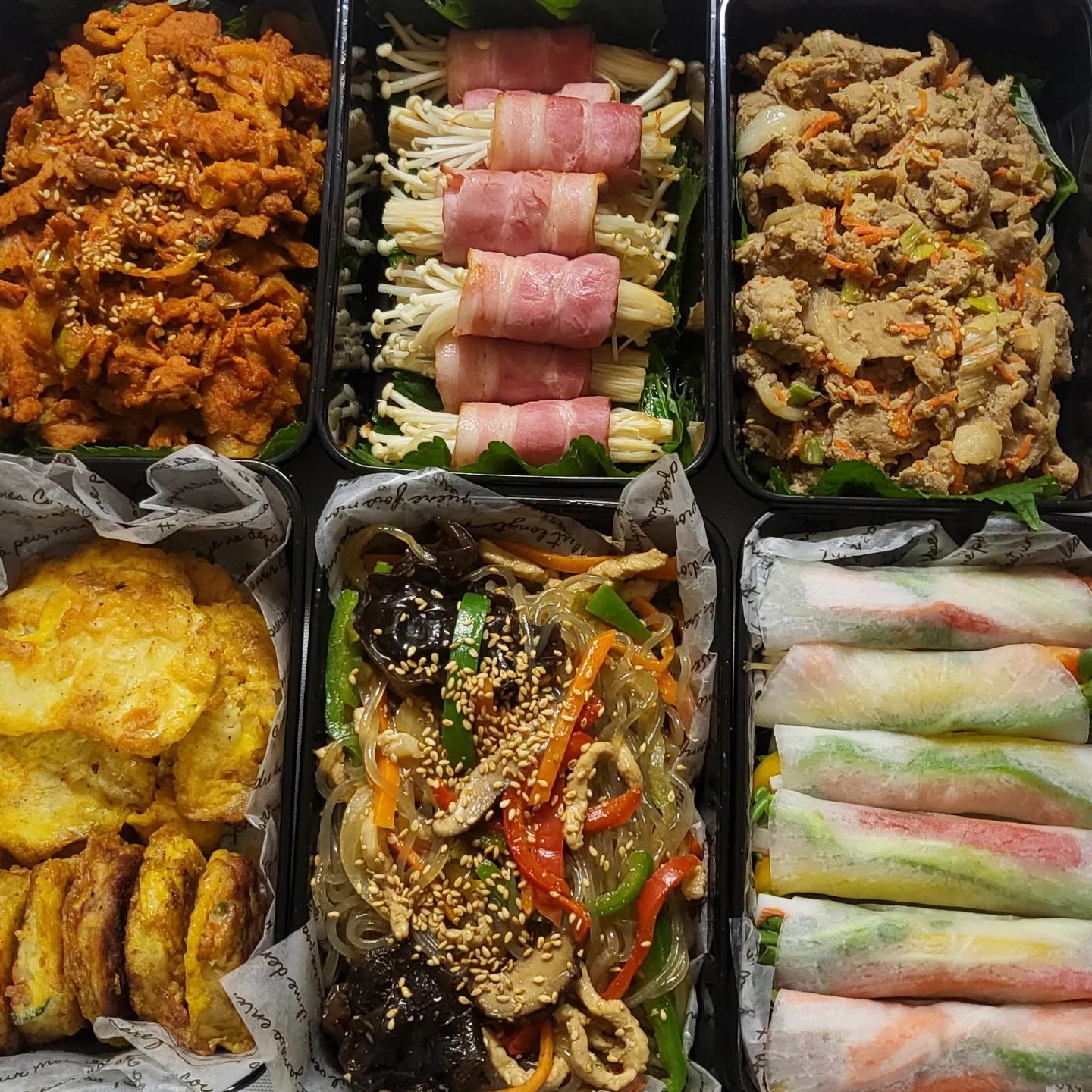 [반쪽님 생일 도시락🍱]
.
.
새벽부터 불 태웠다~~~!!💪

많은 양은 아니지만
회사분들과 점심시간
조촐히 함께 먹으라고 준비!

새벽 5시부터 사부작 사부작~
2시간 동안 열심히 했다😅
맛이 있어야 할터인디 걱정이구마잉~

생일 축하해 반쪽님♡
_
_
_
#남편생일 #남편도시락
#남편생일상 #생일밥상🎂
#생일축하해 #생일상차림
#생일도시락 #생일메뉴
#도시락싸기 #도시락포장