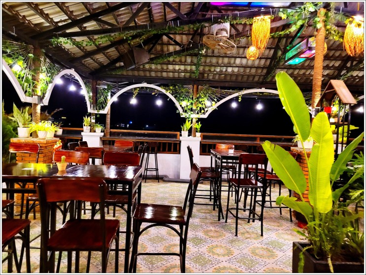 베트남 여행 중 가장 기억에 남는 Thoi Binh Rooftop Coffee & Cocktails Cam Ranh ! 옥상 카페&칵테일마시며 마지막날 밤을 장식해요