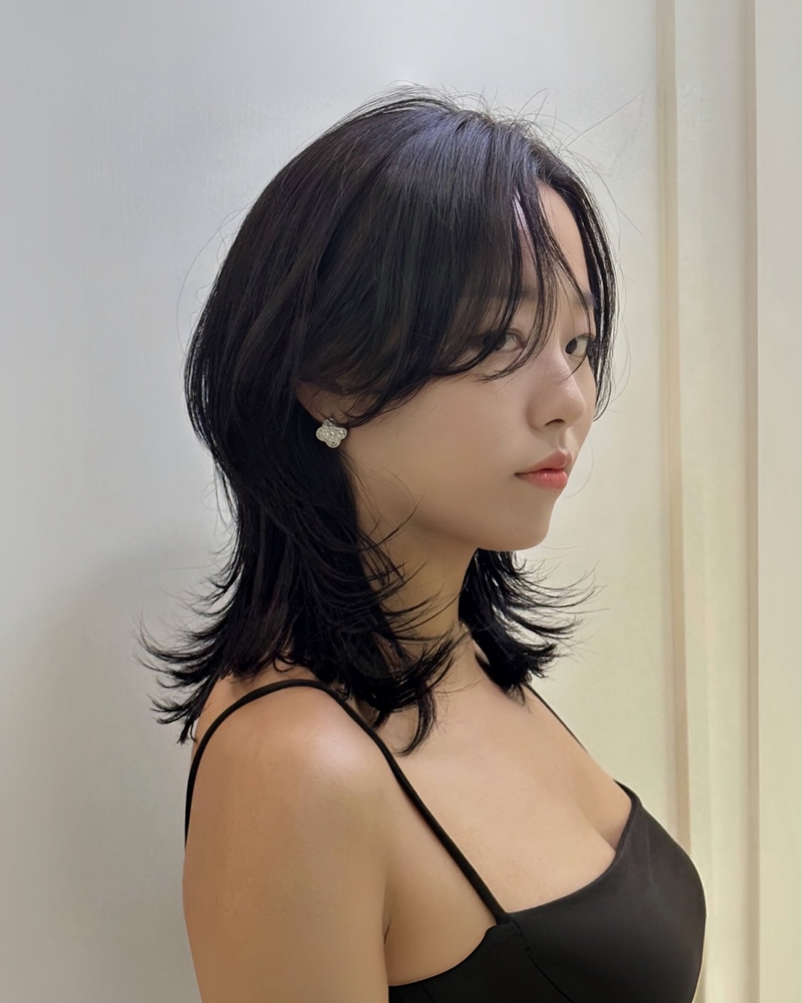 분별하지 않는 삶 

단발했어요 💇‍♀️🖤 인생 첫 단발인 줄 알았으나 스무살 때 단발했더라구요? 이별의 아픔 이후 했었는데ㅋㅋㅋ 그때만큼이나 큰 맘 먹고 중단발 🖤 divine__jin divine_hairstudio_official 믿고가는 디바인❣ ️

#중단발#단발#단발레이어드#중단발레이어드컷#중단발스타일
