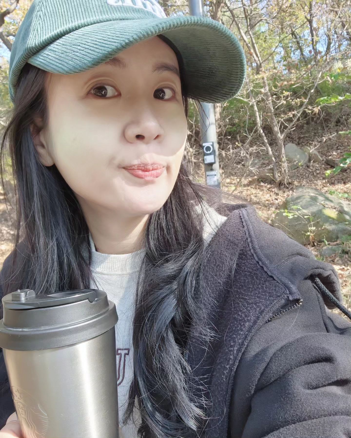 저번주랑 온도차 무엇???
집에서 나와 십분 걸으면서 고민 엄청했었는데..(지베갈까?🤣)
참고 걷다보니 뜨거워짐🔥
코는 시린데 몸은 따뜻해지고..
이맛에 겨울에 산가는거지?^^

저 길에 빨리 눈내렸음 좋겠다😍
#모자샀어요🤭
#emis #이미스볼캡그린
#코듀로이볼캡 
#등산녀 #등산스타그램
#자연인