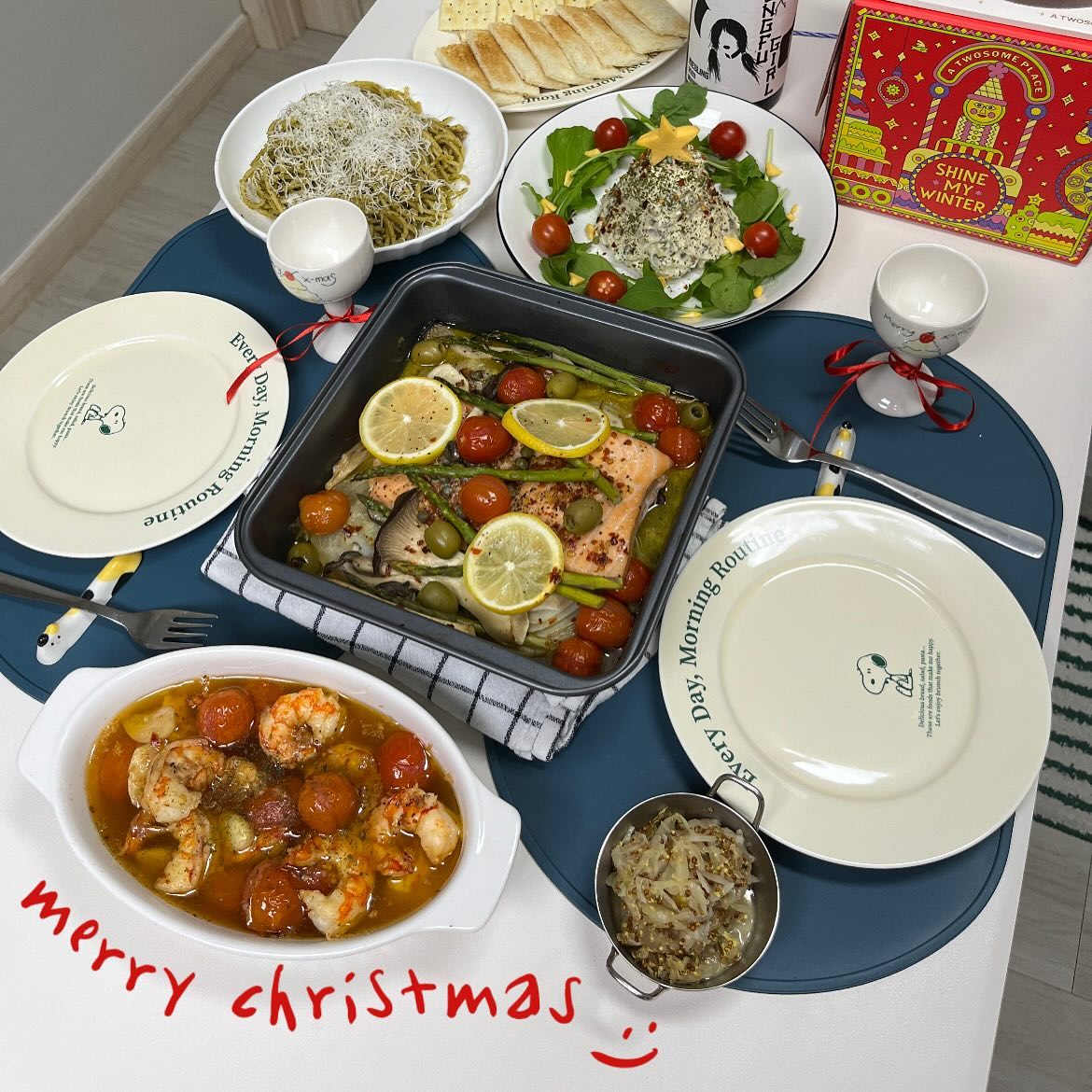 ❤️🎅🏻Merry Christmas🌲💚
크리스마스 디너🍽️
연어파피요트, 바질페스토파스타,
감바스알아히요, 베이컨대파크림치즈트리,
딸기초코케이크, 화이트와인 
완벽한 조합이였다🥂❤️🍽️🐷
내 첫 파피요트 성공적! 나 요리에 소질있는듯 😉

#파피요트 #바질페스토파스타 #크림치즈트리 #감바스알아히요 #쿵푸걸리슬링