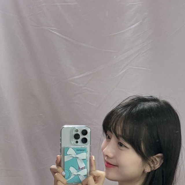 ❥･• 유비닝 on Instagram: "#광고 리본이 좋아요 🎀🎀 제가 즐겨쓰는 휴대폰 악세사리 브랜드 샤론6♥ 예전부터 카드지갑 케이스, 애플워치 스트랩 둘다 즐겨쓰고 있었는데 이번에 맥세이