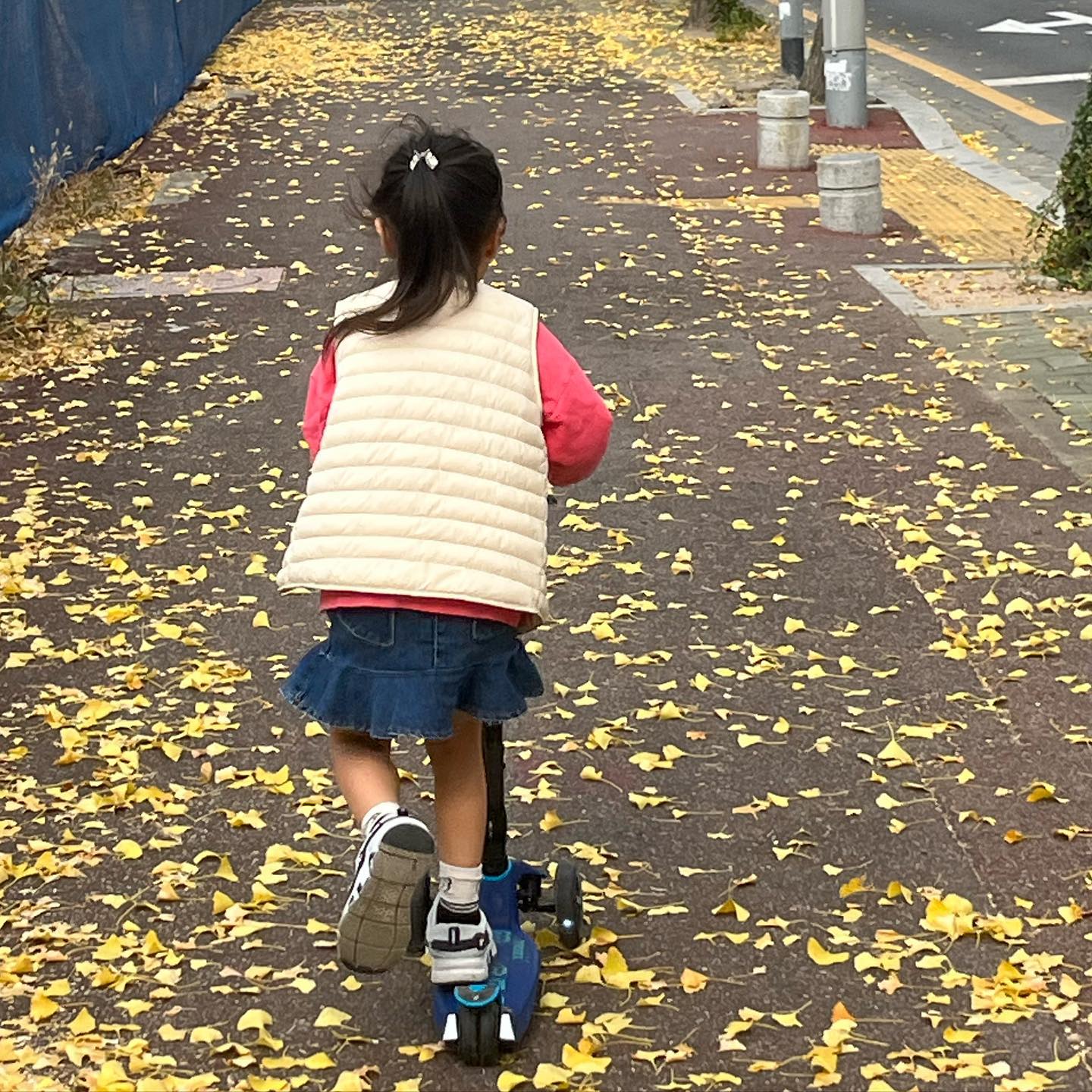소소한 고민글👉👈
육아선배님들 의견을 묻고 싶습니다!

지금 유치원에 다니는 중인데 지금 유치원은 거리가 도보 2시간...식단이 썩 맘에 들지 않아 옮기고 싶어서 알아보던 중이었어요😭

한 곳은 혼합반이라 모든연령이 1:25~27 정도로 구성되어 있고 몬테소리 교육이었는데 외부활동이 적은 정적인 활동 위주의 원인데 아무래도 7세즈음 되면 동생들 케어하는 부분도 많아 보이더라고요

한 곳은 학습위주로 1:20 인 곳인데 커리큘럼이 거의 예비초딩양육소 같은 느낌이었어요🤔 그래서 그런가 사교육 없이 한글수학영어를 하고 소소한 외부활동이 많은 곳이었어요

둘 다 우선입학에 붙었는데 너무 고민 되는거 있죠ㅠㅠ어쩜 제 대학갈 때보다 더 고민하는 거 같은지...

다들 유치원 고를때 어떤 조건을 우선순위에 두셨나요🤷‍♀️

#육아기록 #육아고민 #육아스타그램 #육아일상 #육아스타그램 #육아일기