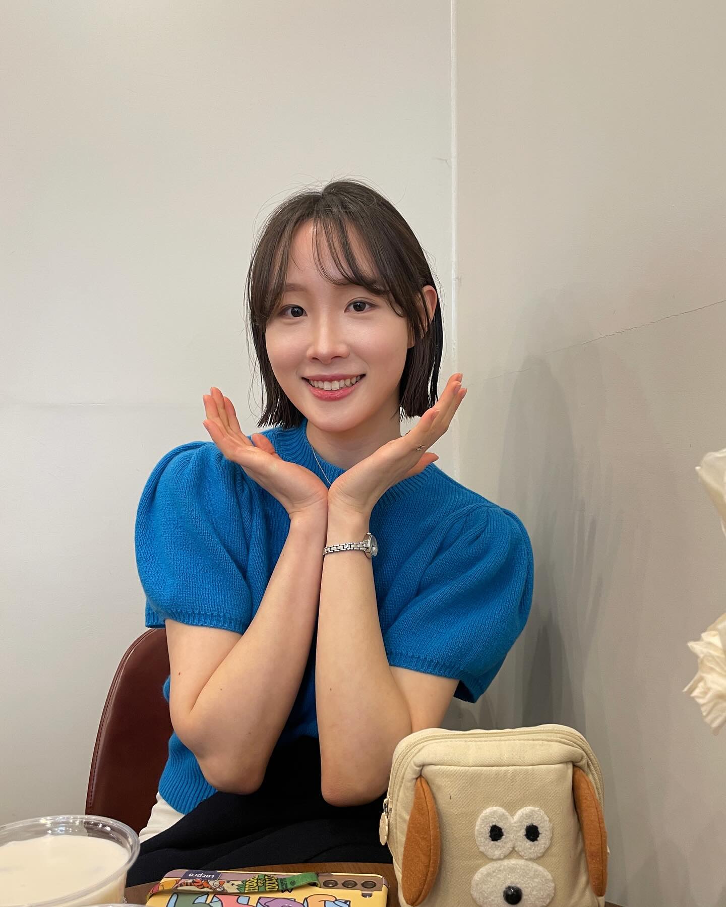 머리를 또 싹똑💇🏻‍♀️하고 찾아간 #루트커피 ☕️

회사를 옮기는 바람에 멀어져서
얼릉 퇴사하고 찾아가려 했지만,
그전에 와버렸다..히히(’ڡ‘४)

왜냐면 루트에 신!메!뉴가 등장했기 때문이다..!!⭐️🌟

복숭아 + 자두 조합에
루트의 특별 크림까지 얹어지니까,
맛은 말잇못.. 따봉..👍🏻 쌍따봉...👍🏻👍🏻

그의 이름은 ‘내이름=복자야’
진짜 너 이름은 복자야ㅠㅠ 이름찰떡
내가 또 먹으러 갈게,,,🍑

라떼맛집 루트에서 커피 못마시고 온건 아쉬웠지만,
신메뉴를 미리 맛보게 해주셔서 너무 감사했습니다🤍🤎
담번엔 출시 예정인 디저트들도 함께하러 갈게요!

🍑 ‘내이름=복자야’ 먹는 꿀팁

1️⃣ 처음에 호로록 몇번 마신다.
2️⃣ 맛을 다 익혔을 때쯤, 휘리릭~ 저어준다

이렇게 먹으면 두가지 맛을 볼 수 있음✨
진심 #신세계 ✨

🗓️ 출시 일정

설 연휴 지난 후(24.02.12 이후)

📍매장 주소

경기 안양시 동안구 시민대로 266
루트커피 (Route Coffee)
.
.
_routecoffee_ 
.
.
#라떼맛집 #평촌루트커피 #평촌카페 #평촌카페추천 #내이름은복자야 #바나나푸딩