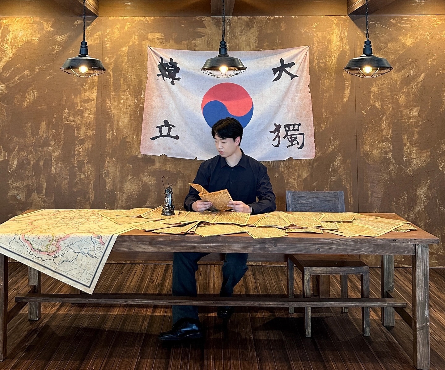 처음 보고싶다고 한지 7년만에 드디어 본
뮤지컬 '영웅'🇰🇷
넘버도 다 알고 있었고 
영화도 먼저 봤지만 
현장의 감동은 역시..🫠

+우연히 옆에서 공연 끝나고 퇴근길 중이던 최강창민👀