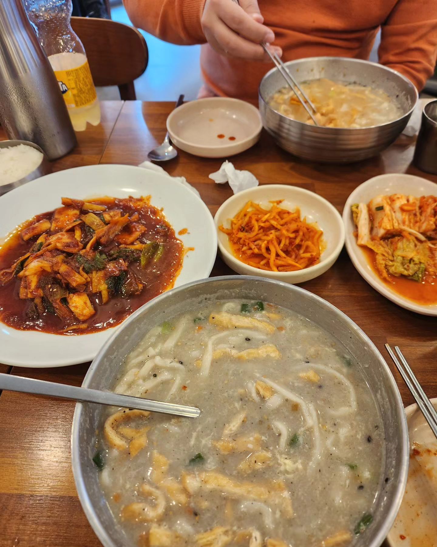 사진찍는걸 깜빡하고 먹다가 중도에 사진 찍음 ㅎㅎㅎ 
여기 진짜 짱맛!!!!! 
예산 삽다리칼국수!! 
완전 추천!! 

#먹스타 #먹팔 #칼국수 #콩칼국수 #삽다리칼국수 #예산칼국수 #양많음주의 #구수고소담백 #최애칼국수
