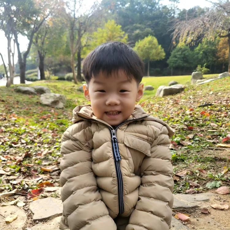 이렇게 활짝웃던 아이가...

지난주 금요일아침 등원길에 주차장 아스팔트에서 넘어졌어요 

보통 주차장에서 손잡는데..빨리 시동걸겠다는 맘하나로ㅠㅠ 애들손안잡었더니 ;;

경호 넘어지고 그위로 수빈이가..엎어졌..ㅠ 

진짜 경호이마에서 피가 철철철나더라구요

택시부르라는 남편말에 택시불렀지만 안잡혀서 무작정 119전화걸었죠 

이정도도 와주실까하고

근데 진짜 철철이라ㅠ 와주시길바라며..

119 중앙센터 전화받으시는분이 차분히 주소물어보셔서 바로옆 소방서라 재빨리 와주셨어요

"119구급차는 응급실만 갈수있대요"
그래서. 대학병원응급실.이나 한강수병원응급실 갈수있다하셔서 제가. 다녀본 한강수로 갔죠

근데 이정도는 응급이 아니라 일반 수술로 대기후 진행되었어요

전신마취 해야해서 4~6시간정도 금식후 진행했어요

먼저 선 치료후 수술 했구요

뼈근처까지 패였다고 하시더라구요

진짜 전신마취풀릴때...애가 정신못차리는 시간이 길어지니...와..미치겠더라구요

잘못되는건아닌가..입에는 거품물고있고
눈에는 초점없고..불러도 대답없고..

다시는 다시는 절대 전신마취하는일 없길요ㅠ

이틀에 한번씩 소독다니구 있구요
끝나면 레이져치료도 다닐듯요

119대원분들께 감사드리고

나름 가까이에 큰성형외과 있어서 감사하네요~ 

상처가 잘아물어서 흉터안남길 바랄뿐입니다

걱정해준 친구들 땡큐우 😚