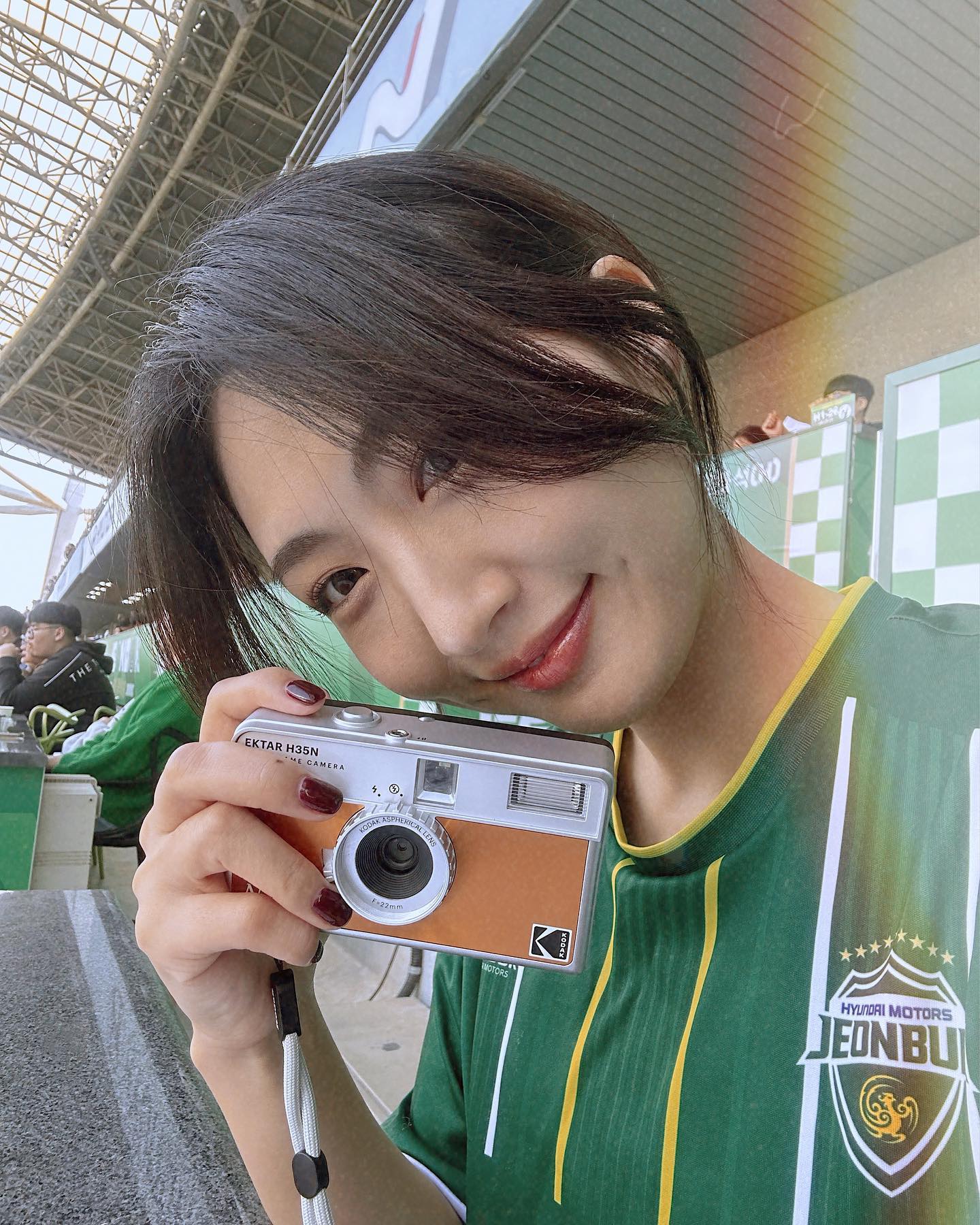 #협찬 너무 예쁜 코닥 필카📷
가볍고 예쁜 카메라 여기저기 놀러갈때마다 꼭 챙겨가고 추억 쌓는중😝
얼른 필름 다 채우고 사진현상하러 갈날만 기다린다구우!!

이번 전북경기도 코닥이랑 즐기고 와서 너무 즐거운 주말이었어🧡

아맞다 이거 일회용도 아니고 다회용이라 필름만 새거 끼면 또 사용할 수 있어요!

거기에 하프 필름이라 36장 필름으로 72장 효과에 스타필터로 빤짝거리는 사진 으로 인화할 수 있어서 더더 기대중 >_< 일회용 카메라에 쓰이는 일반 플라스틱 렌즈 아니고 코팅된 유리렌즈라 퀄리티도 엄청 좋아졌을 거래서 인화하면 또 보여주러 올게요!!

Kodak_mall

#코닥 #카메라 #하프카메라 #필름카메라 #h35n #20대 #kodak #다회용카메라 #코닥h35n #코닥필름카메라 #코닥필름 #코닥공식몰 #필름 #코닥하프카메라 #halfcamera #kodakh35n #코닥카메라 #필카 #y2k #아날로그