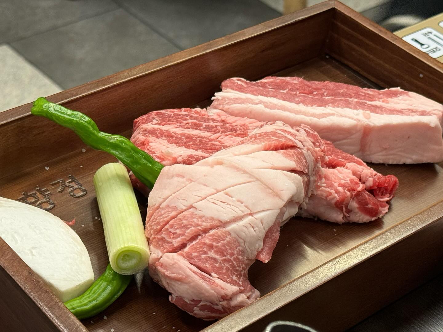 #협찬
작년에 회식으로 갔던
두정동 #육향정

작년에 갔을때도
맛있다고 생각했는데
여전히
맛있소🤤

📣단체예약시
테이블당 육회서비스

📍주차가능 
식당앞 주차장!
📍천안시 노태산로 76 육향정