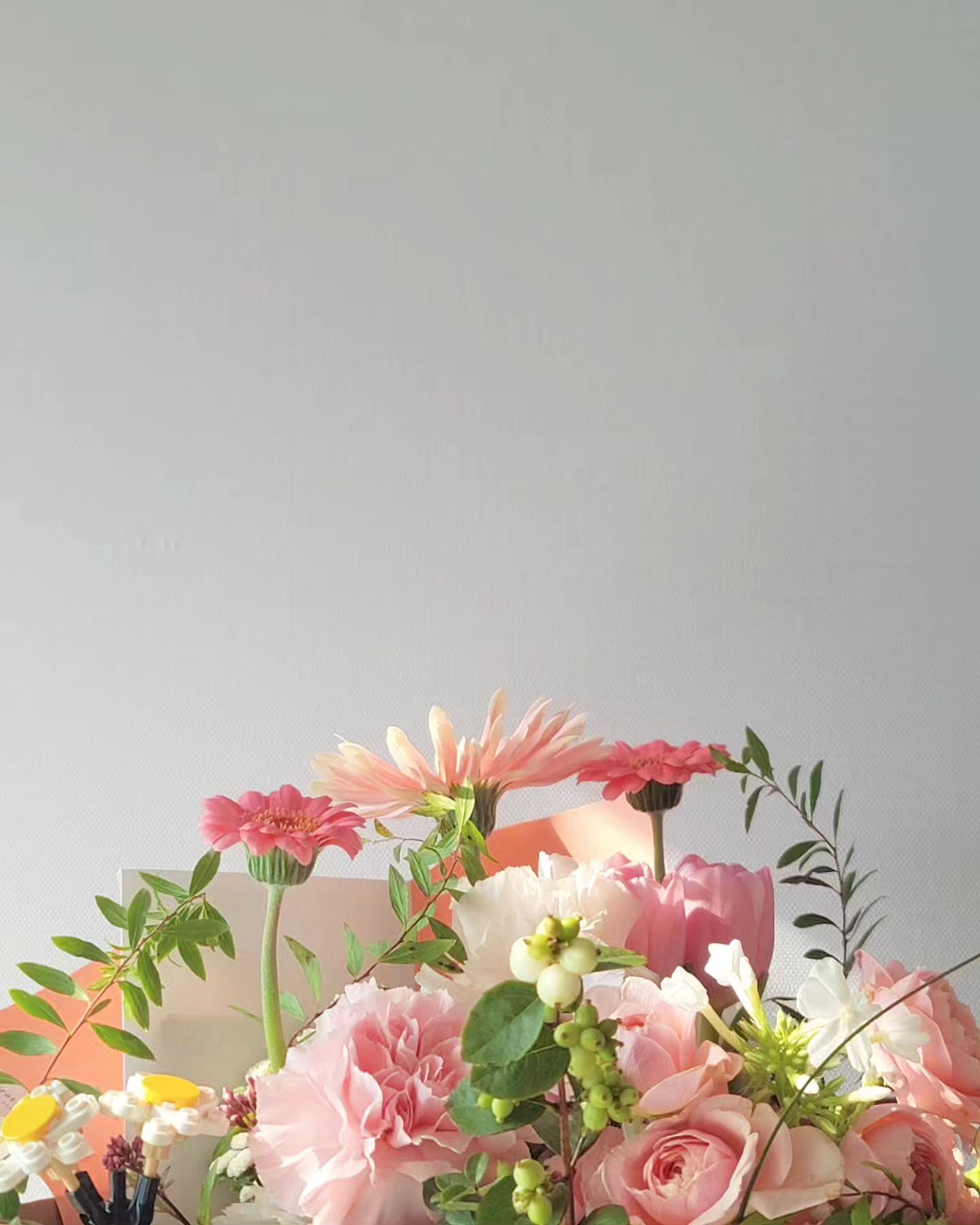 #haapybirthday🎂
소중한 사람들과 함께 한 생일 기록 😊
케이크에 초도 불고, 공주 목걸이도 하고, 캠핑도 가고
행복한 생일이었다 🎉 

캠핑갈 수 있도록 할머니네서 잘 자고,
생일축하 노래도 불러준 우리 서진이 사랑해 💕 
근데 가수는 아니구먼~~~~~~~

훈짱의 이벤트는 제습기 뒤에 숨긴 꽃을 스스로 찾길 바랐지만..
일어나자마자 서진이 아침 준비하느라 바빠서 전화해줘서 알았음 😢 

그리고 캠핑가는 길에 손편지 보고 폭풍오열.........^^........... 
.........나는 정말... 누가봐도 F인가.....^^.......헿........
그리고 편지만큼이나 반가운 흰 봉투 🤍 봉투는 못참지 🤍 
항상 행복한 생일 보낼 수 있게 해줘서 고마워😍 

연락주신 분들 진심으로 너무 감사해요🫶🏻 
올해도 감사한 내 생일 끝 🥳 

#후니여니홈🏡 
#happybirthday #10월14일 #HBD
#생일 #생일기록 #생일꽃다발 #손편지 #🍰 
#생일이벤트 #생일선물 #꽃 #공주목걸이 #캠핑