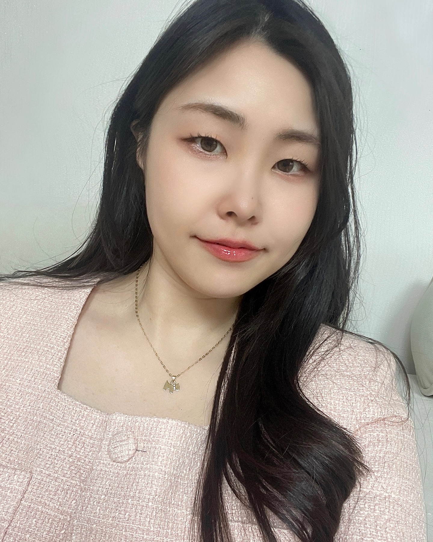 오랜만에 셀카~ 
요 메이크업 비슷하게 봄웜 그 자체 느낌으로 유튭 영상 찍으려고요✌︎('ω')✌︎ 미리 스포합니당ㅎㅎ

요즘 셀카를 잘 안 찍는데 기분 좋아서 찍어보았슴당ㅎㅎ🩷
(월욜 휴가 때문인 건 안 비밀~)

#셀카투척 #봄코디 #봄웜톤 #무쌍 #셀피 #셀카 #selca #selfie