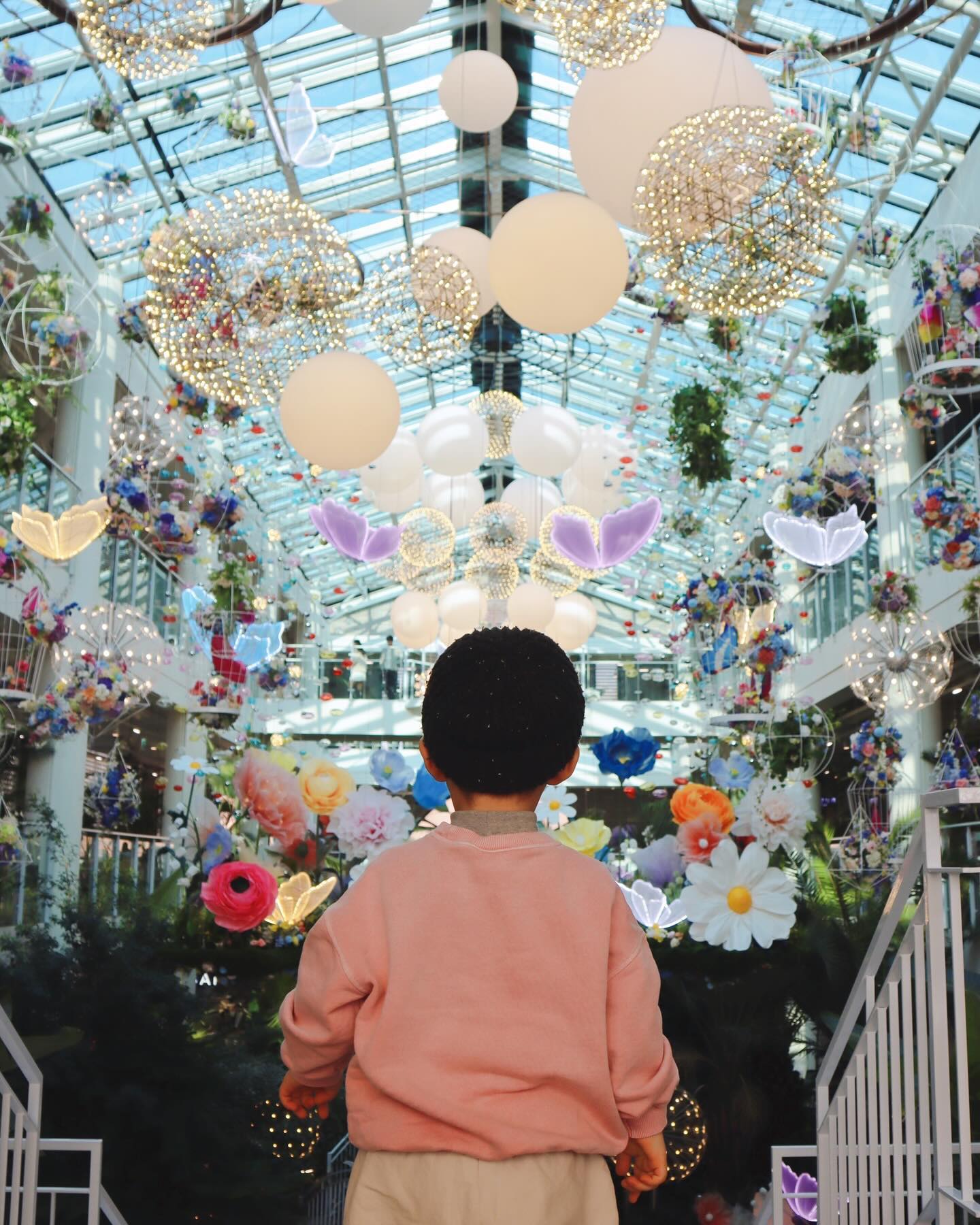 sᴘᴇᴄɪᴀʟ ᴅᴀʏ ꪑ
.
.
.

갑자기 분위기 봄? …🌷
꽃과 나비가 가득한 이곳을 너희들과
함께 안 갈 이유가 없잖아〰️

눈으로 담고 또 담게 되는 곳이었다💕
먹음직스러운 다양한 빵들도 이뻤고(?) ㅋㅋ
여기저기 누비고 다니느라 뒷모습만 겨우 기록한
김정우 사진 대신 서우랑 여기 이쁨 가득 담아봄 🌸🦋

#포레스트아웃팅스송도 #아기랑카페 #cafe #주말일상 #육아맘