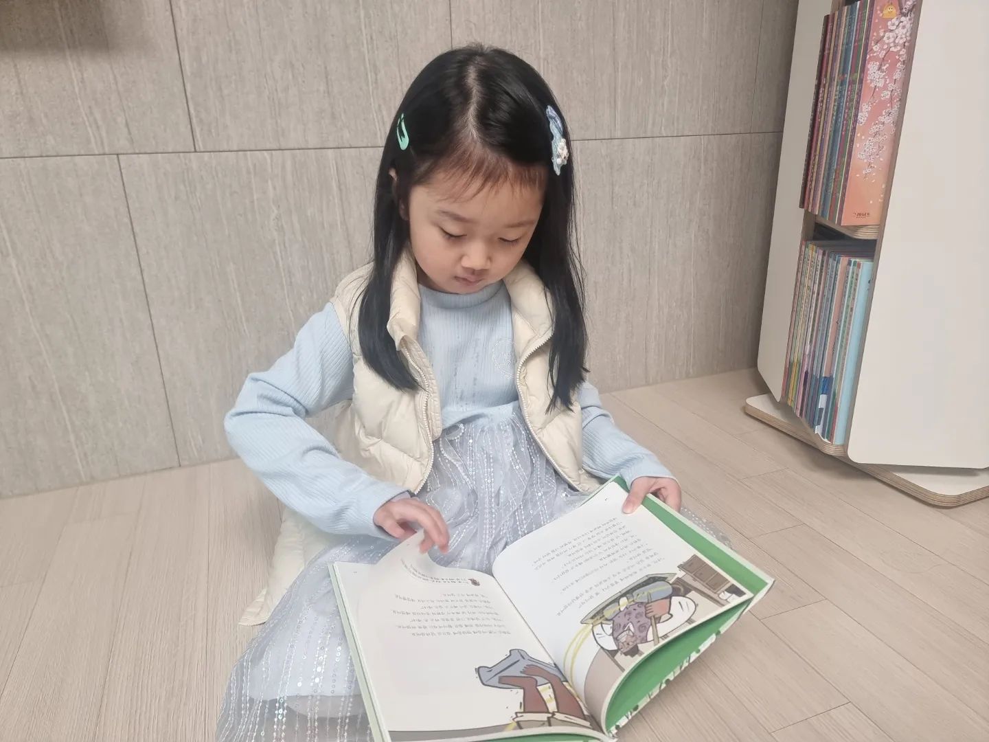 #협찬 아이가 이전에 어린이 민속박물관에 가서 소파 방정환에 대한 이야기를 알게 되기도 했고, 한국을 빛낸 100명의 위인들 노래에도 등장하는 인물이라 평소에 방정환 선생에 대한 관심이 높았다. 

황우출판사에서 나온 인물로 배우는 인성인문학 시리즈 중 하나인 '어린이들의 영원한 친구 소파 방정환' 편. 

오늘은 소파 방정환 책을 통해 아이와 함께 존중의 의미를 배워봤다. 소파 방정환은 우리나라에서 어린이 문화와 교육을 선도한 사람이다.

소파 방정환 선생은 어린이날을 만들고, 어린이 잡지와 동화책을 출판하고, 어린이들에게 동화를 들려주는 등의 많은 활동을 한 인물로, 항상 어린이들의 인격과 권리를 존중하고, 어린이들이 행복하고 건강하게 자라도록 도와주었다.

소파 방정환의 어린시절부터 성인이 되어 어린이들을 위해 힘쓰는 모습까지 스토리텔링 형식으로 재미있게 풀어내어 어른도 함께 읽기 좋다.

책을 다 읽고나니 방정환 선생의 가르침을 통해 앞으로 어린이들에게 어떻게 대해야 할지, 어떻게 가르쳐야 할지, 어떻게 함께해야 할지 생각이 많아진다^^

#황우인성인문학 #인성인문학 #위인전 #황우출판사 #초등필독도서 #초등인문학 #인성동화 #인문학동화 #교과연계도서 #초등인성전집 #책육아 #초등필독 #인물전집