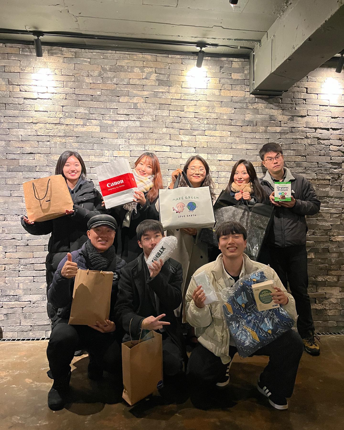 기부경매! 하면 뭐가 생각나시나요? 🤍𝐋𝐞𝐬𝐬 𝐖𝐚𝐬𝐭𝐞𝐫 𝟒𝐭𝐡 💙

——— 활동 내용
✅ 제로파티(기부경매)
✅ 지구를 위한 이별 가이드
🎁 미언더 친환경 속옷

——— 활동 후기
✅ 처음엔 기부경매라고 해서 당연히 기존 ‘경매’ 형태를 생각했는데, 각자 사용하지 않는 물품을 가져와서 다른 사람과 교환하는 거였어요! 나에겐 필요없지만 서로에겐 유용한 물건으로 교환하는 뜻깊은 이벤트였습니다💚 전 입지 않는 옷들을 가져가서 등산화, 비니, 오르골, 다회용기로 교환했어요🤭
✅ 지구를 위한 이별 가이드에서는 a nu, 비건타민, 미언더 등의 브랜드에 대해 알게 되었어요! 선물을 받고, 할 때마다 포장재가 신경이 쓰였는데 내용물도, 포장재도 환경을 생각한 브랜드들이라 이용해보려고 합니다✨
✅ 미언더는 사실 레스웨이스터 활동을 시작한 후 효대장님이 강력 추천하여 알게 되뉴브랜드인데요! 이번에 선물받아 드디어 영🌟접 했답니다☺️

🎁 미언더
•미세 플라스틱 제로 친환경 소재
•미언더 자체 개발 친환경 섬유 제조 기술로 부드러움 극대화
•플라스틱, 비닐, 메탈을 95% 줄인 친환경 패키징
•판매 수익금 일부 글로벌 환경자선 단체 One Tree Planted 나무심기 프로젝트로 기부
•첫구매 990원! 해당 금액은 전액 사단법인 세이브 제주 바다 환경단체에 기부

-
이걸로 2023년도 레스웨이스터2, 3, 4기 활동을 모두 마쳤습니다🥹 처음엔 이렇게 꾸준히 참여하게 될 지 몰랐는데, 반년 넘게 활동하면서 보여주기 식이 아닌 진.짜. 환경을 위하는 방법에 대해 생각하게 되었고, 그에 따른 가치관도 정립되었어요! 아직 모르는 부분도, 부족한 많지만 2024년에도 힘내서 환경을 위한 활동에 동참해보려구요! 여러분도 한번 참여해보시는 건 어떨까요?☺️ 💚2024년도 레스웨이스터 파이팅💚

-
🎤 
luv_mt_ever 
minji2ppu 

-
#달달_플로깅 #미언더 #레스웨이스터 #효대장 #비타민디 #친환경 #친환경브랜드 #친환경제품 #비건브랜드 #여성속옷 #남성속옷 #제로웨이스트