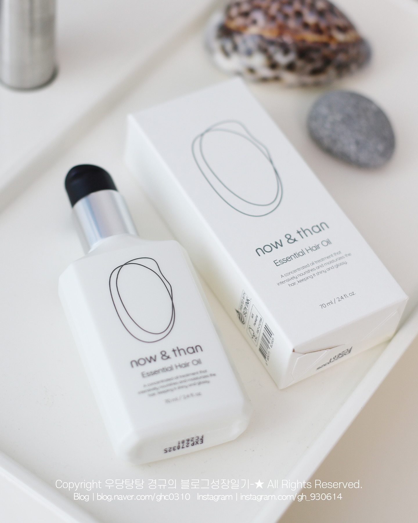 #광고 now.n.than

#시코르 에 단독출시된 #나우앤댄 #헤어에센스 💕
딱 휴대하기 좋은 70ml 사이즈로
첫 사용하기에 딱 좋은 제품이더라구요🥺

모로칸오일 공식유통사 + 30년 헤어프로페셔널 분야의
대표 기업인 그리에이트 그룹에서 나온 제품이라
보자마자 이건 바로 써봐야겠다 싶었음 🙌

높은 흡수력, 보습감에 산뜻한 마무리감
+ 조*론 잉글리쉬 페어 앤 프리지아 향이 떠오르는
은은한 향까지,, 넘나 제 취향 🍑

아르간커넬 오일, 카멜리아씨 오일 등
5가지 샤이닝 오일의 자연유래 성분 함유로
모발을 건강하고 윤기 있게 케어해주는데
모발 필수 영양소인 비타민E 유도체 함유로
갈라지고 건조해서 날리는 모발 끝 보호효과까지
챙겨볼 수 있는 똑똑한 헤어오일🌿

#헤어오일 #헤어에센스추천
#헤어오일추천 #손상모 #미용실헤어오일 #미용실에센스
#헤어케어 #아르간헤어오일 #머릿결좋아지는법
