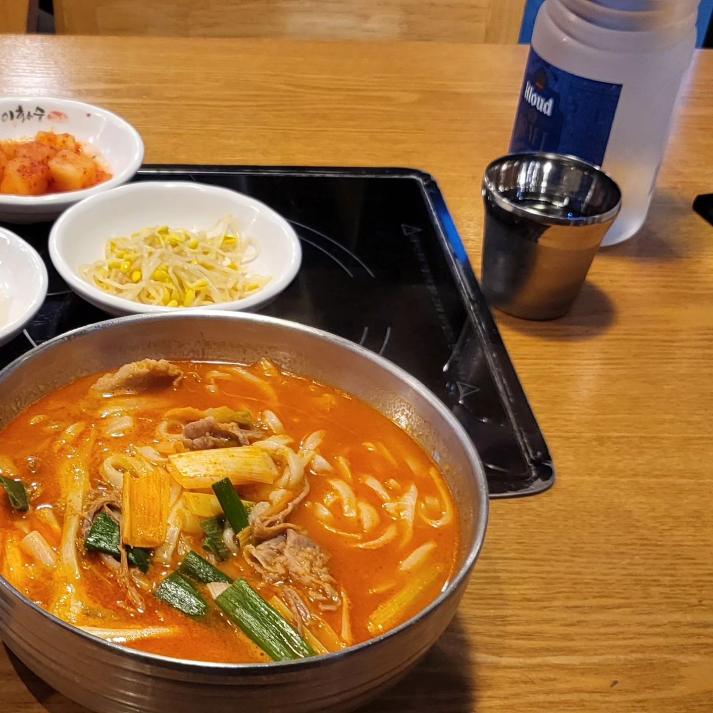 어제 먹은 #차돌육개장칼국수
너무 맛있게 먹고 집 가자마자 기절
#빨간국물 빨간맛 왜이르케 맛있냐며👍
#내돈내산 #이화수전통육개장 #분당맛집

오늘 퇴근하고 운동으로 조져야지 #뱃살
이럴거면 참치로 태어날걸그랬어. 
비싸게라도 팔리게 🥲