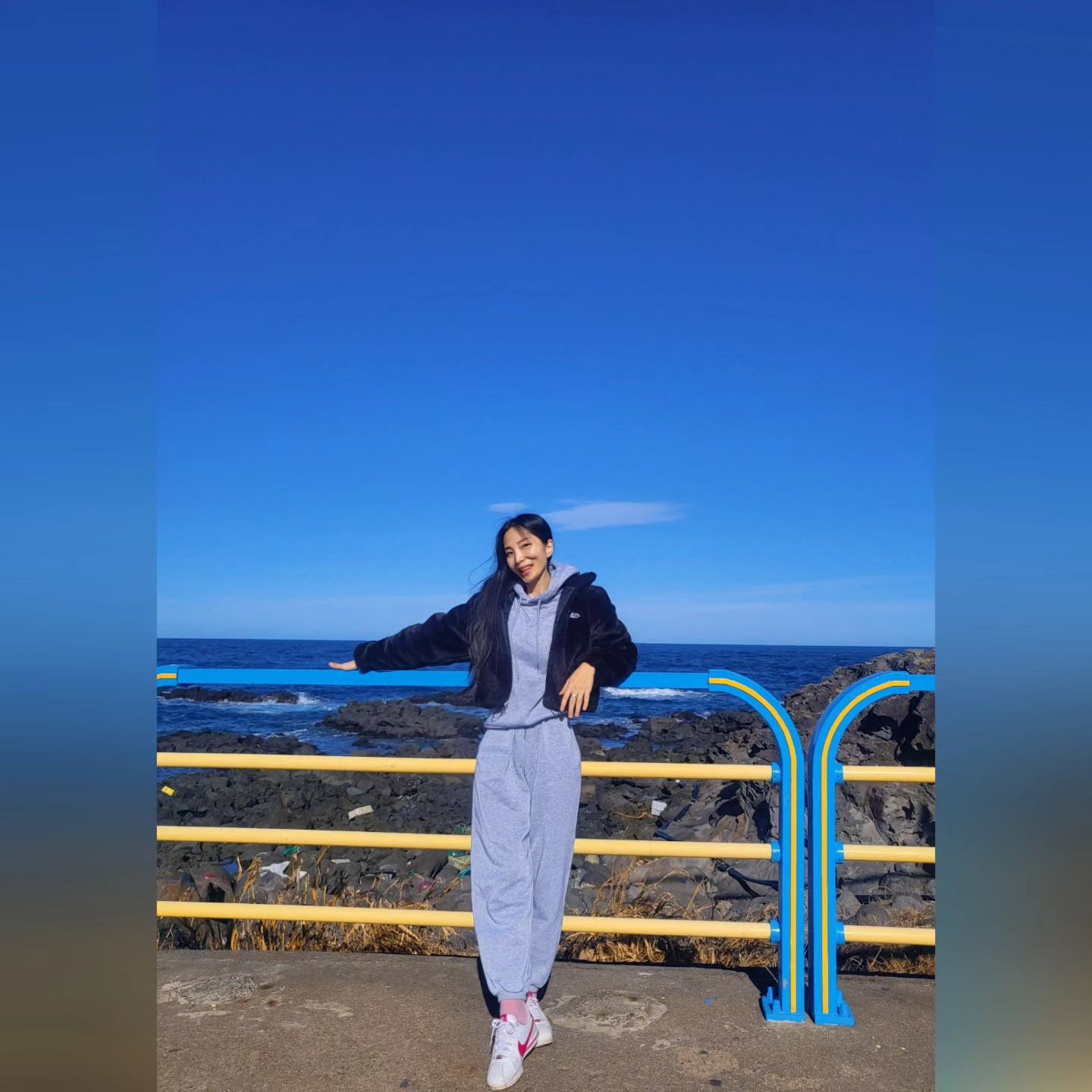 #제주여행#딸이랑여행#애지중지귀한외동딸
#즐거운방학생활
돌아다니다가 이쁜곳, 눈이가는곳, 아무곳이나 
예찌가 가보자는곳 으로 다 그냥 가보기ㅎㅎㅎ
오늘 제주 날씨가  너무너무 좋아서  완도가 보였다!!
 완도에 갔을때도 제주가 보인다 했지만 못봤었는데
제주에서 완도를 볼줄이야!! 예찌도 나도 
오늘은 자유롭고 여유롭게 제주 구경 실컷 했다♡
내일은 박물관좀 돌좌! 😆