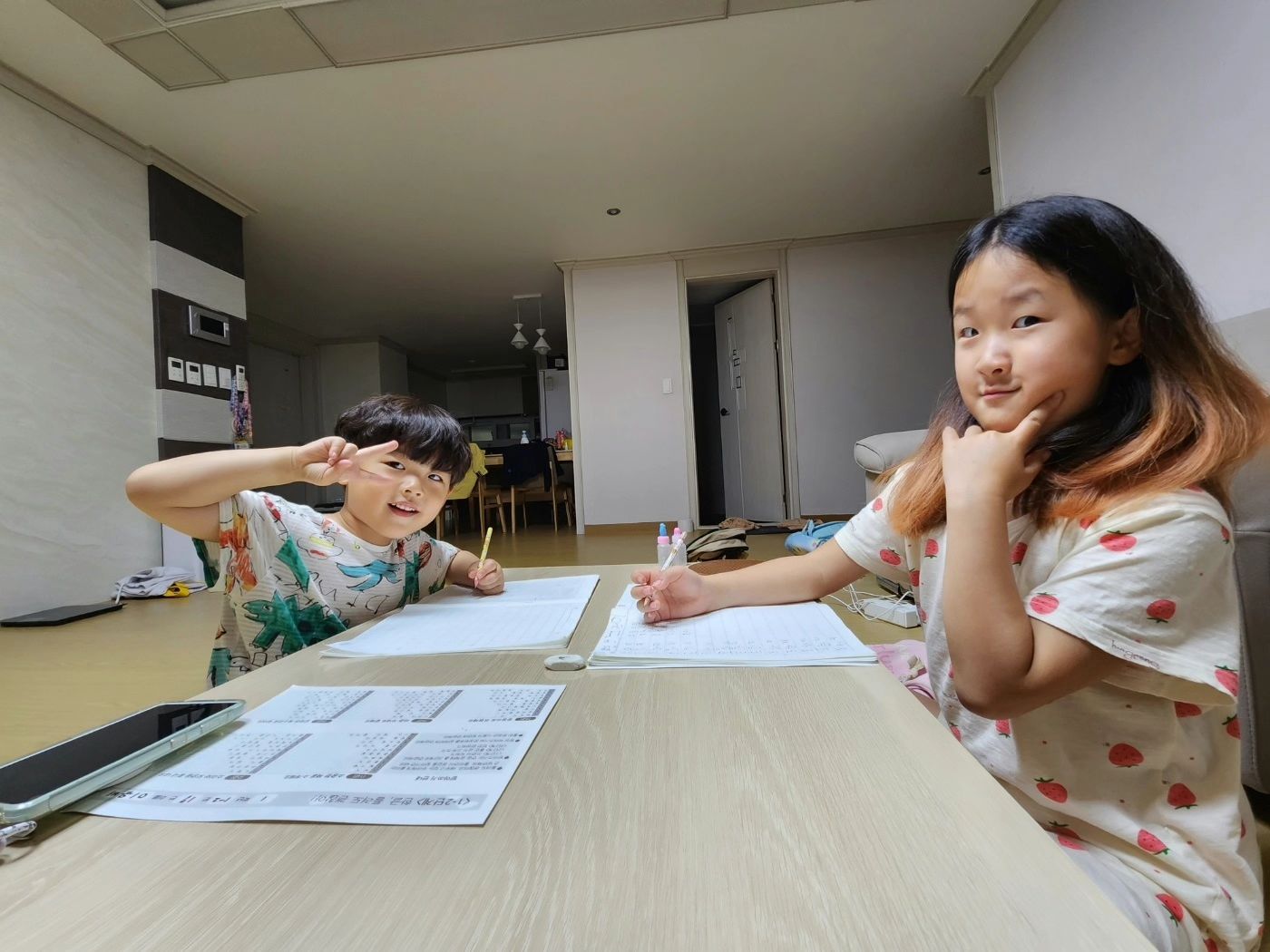 .
평일에는 아침에 등원 등교할때 잠깐보고
하원하고 잠깐보고
또 가게마치고 집에가면 자고있고,,
주말말고는 오래보기 힘든 우리애들ㅠ
하루는 어머님이 봐주시고
하루는 아버님이 봐주시고
그래도 애들 봐줄사람 없으면 시이모님이 봐주시고..
애들 봐주시는 가족이 있어서 든든♥︎

엄마아빠 없다고 요즘!! 너무!!
폰이랑 티비를 많이보는 유남매~~~🥲
너무 많이 본다고 공부해야한다고 신신당부하고
어머님께 부탁드렸었는데ㅎㅎㅎ
오늘은 시이모님이 애들 공부한다며 사진보내주심🤭
공부를 오래앉아하는건 아니지만ㅎㅎㅎ 그래도 만족이다ㅎㅎㅎ!!!
습관이 중요하지 암암😊❤️

근데.. 가방 정리좀 하쟈ㅠ.ㅠㅋㅋㅋㅋㅋ

.
.
.

#유남매 #19년생 #16년생 #남매샷 #가족샷 
#딸 #아들 #남매 #딸하나아들하나 #세젤귀 #세젤잘 #소통환영 #육아맘 #육아 #소통 #육아소통환영 #육아소통선팔 #육아공유 #육아소통맞팔 #육아그램 #육아일상 #육아일기 #육아스타그램 #베이비 #베이비그램 #선팔 #지금은공부중 #공부하는애들 #우리집일상