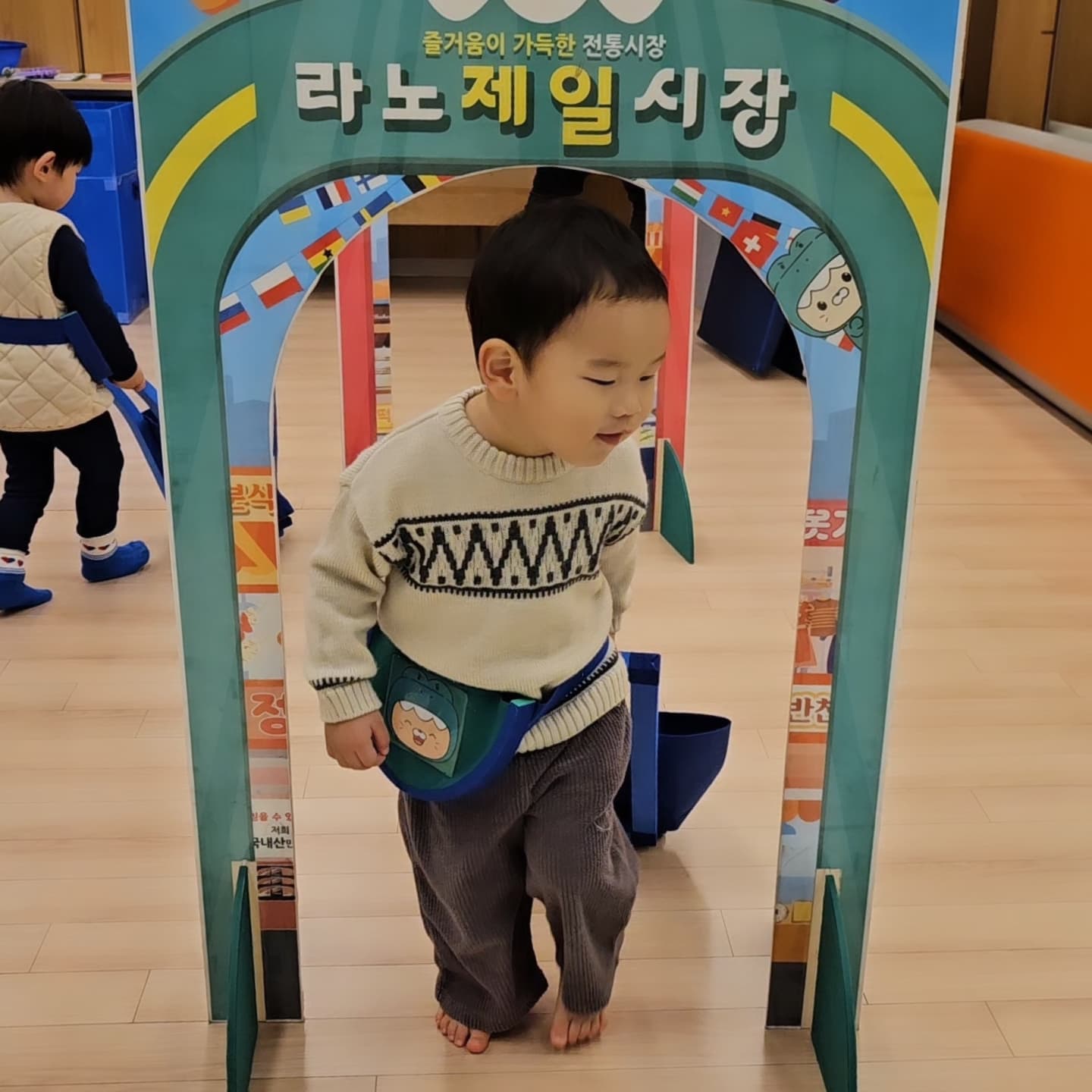 #인생894일차

오늘은 문센데이 🤗

2주나 수업을 못 들어 오랜만에 간 수업ㅎㅎ
오늘부터 새로운 겨울학기 시작!!
낯설어하는 친구들 속에서
씬나게 기썬을 제압해버린 야무와 야무친구들 🤭

이번 학기도 재밌게 놀아보쟈~~ 😝