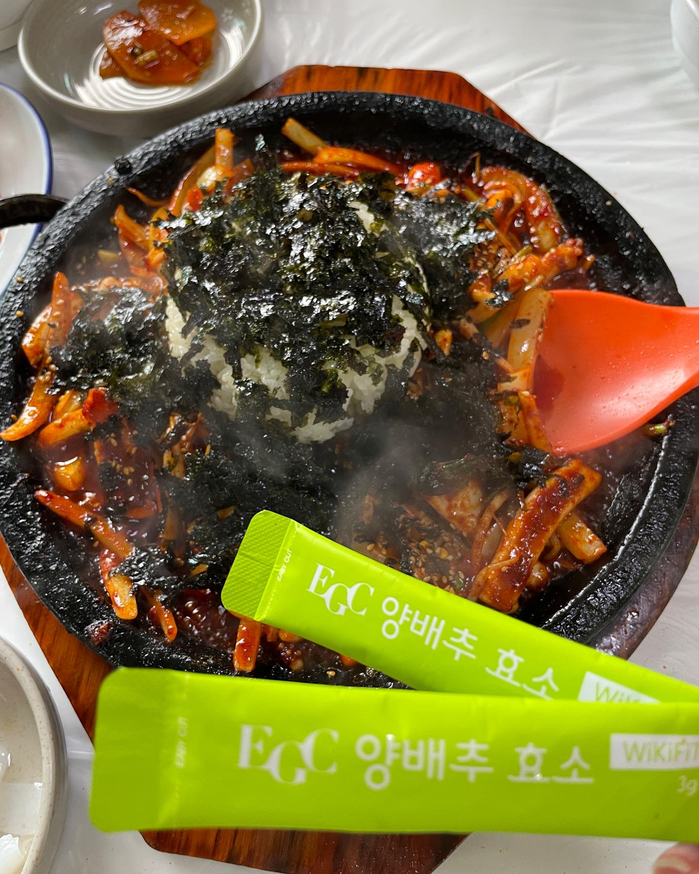 #제품제공
오징어볶음먹으러 남원까지 출동했어요 ㅋㅋ
반신반의하며 따라나섰는데 
1시간반 걸려서 먹으러 올만큼 어마어마한 곳이더라구요
진짜 어디서도 먹어보지 못한 맛이었어요
강추강추👍
외출 필수품 위키핏 야무지게 챙겨갔지요~~~😆
#위키핏 #효소 #양배추효소 #소화효소 #곡물효소 #wikifit #꼭맞게위키핏 #위키핏서포터즈 #서남만찬 #서남만찬오징어볶음 #남원맛집