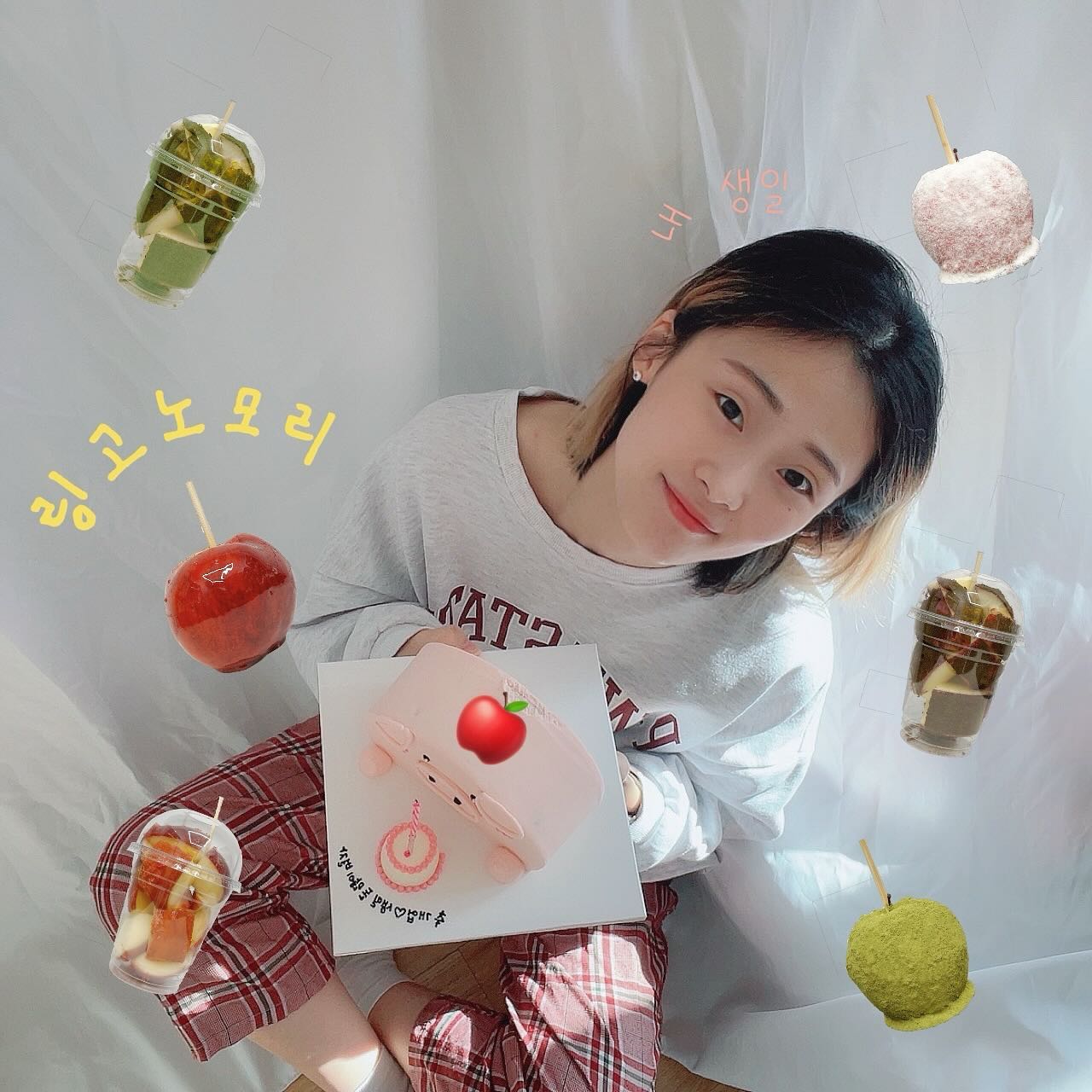너~~무 오랜만에 올리는 피드▶️

준비하던 일의 막바지라 정신이 없어 이것저것 놓치고 있다가 드디어! 정리를 거의(?) 완료하고 왔어요😂

일을 계속 하는데 마르지않는 일들🧨 
끝없지만 그래도 즐거워요 정말🥹ㅎㅎ

다가오는 내 생일도❣️ 매장 오픈도❣️
즐겁고 행복하길🍎

_ringonomori 혜화 놀러오세요🍎