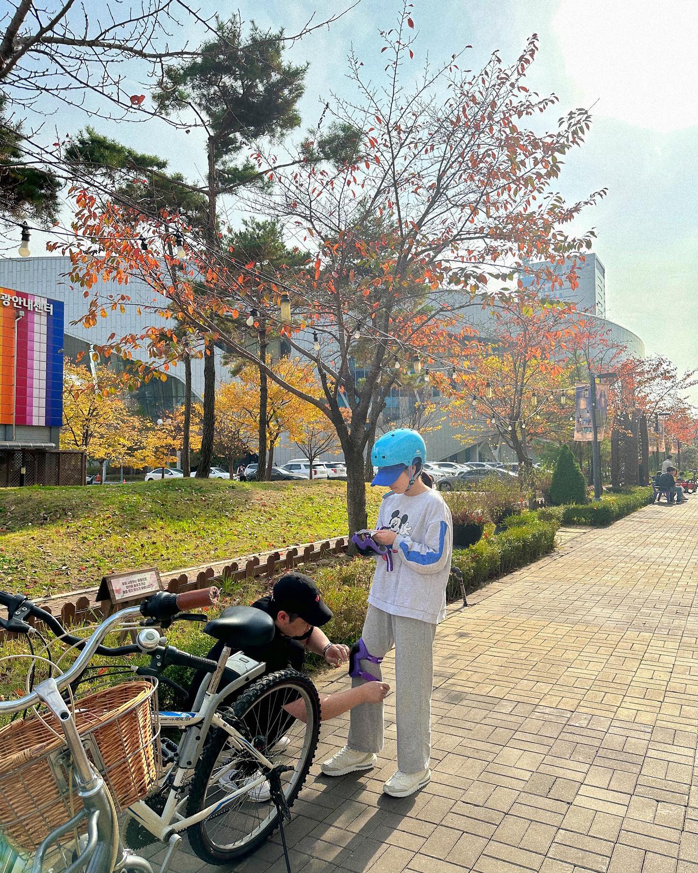 -

 
지부녀들의 한 주 이야기
예은이가 갑자기 자전거에 꽂혀서
자전거 타령하더니 아빠와 연습한지 한 시간도 안 돼서
신나게 달릴 수 있게 되었어요👍🏻

자기네들끼리 칭찬을 해가며
서로 대단해하는 모습을 보니
꼴....까. ㅂ...이라는 생각은 속으로만 생각하고
예은이에게 자전거 선물로 한 주를 마무리 지었네요

내가 꿈꿔왔던 부녀 사이를
내 남편과 내아이가 늘 실현시켜주고 있어 
술을 먹으니 괜시리 또 고마워지네요

여전히 서로 하고 싶은 것도
서로 종일 재잘재잘 공유하는 것도 많은 
늘 서로가 우선인 
지금 같은 예은이
지금 같은 예은 아빠이기를

물론 0선위는 나여야해

⠀⠀⠀⠀⠀⠀⠀⠀⠀