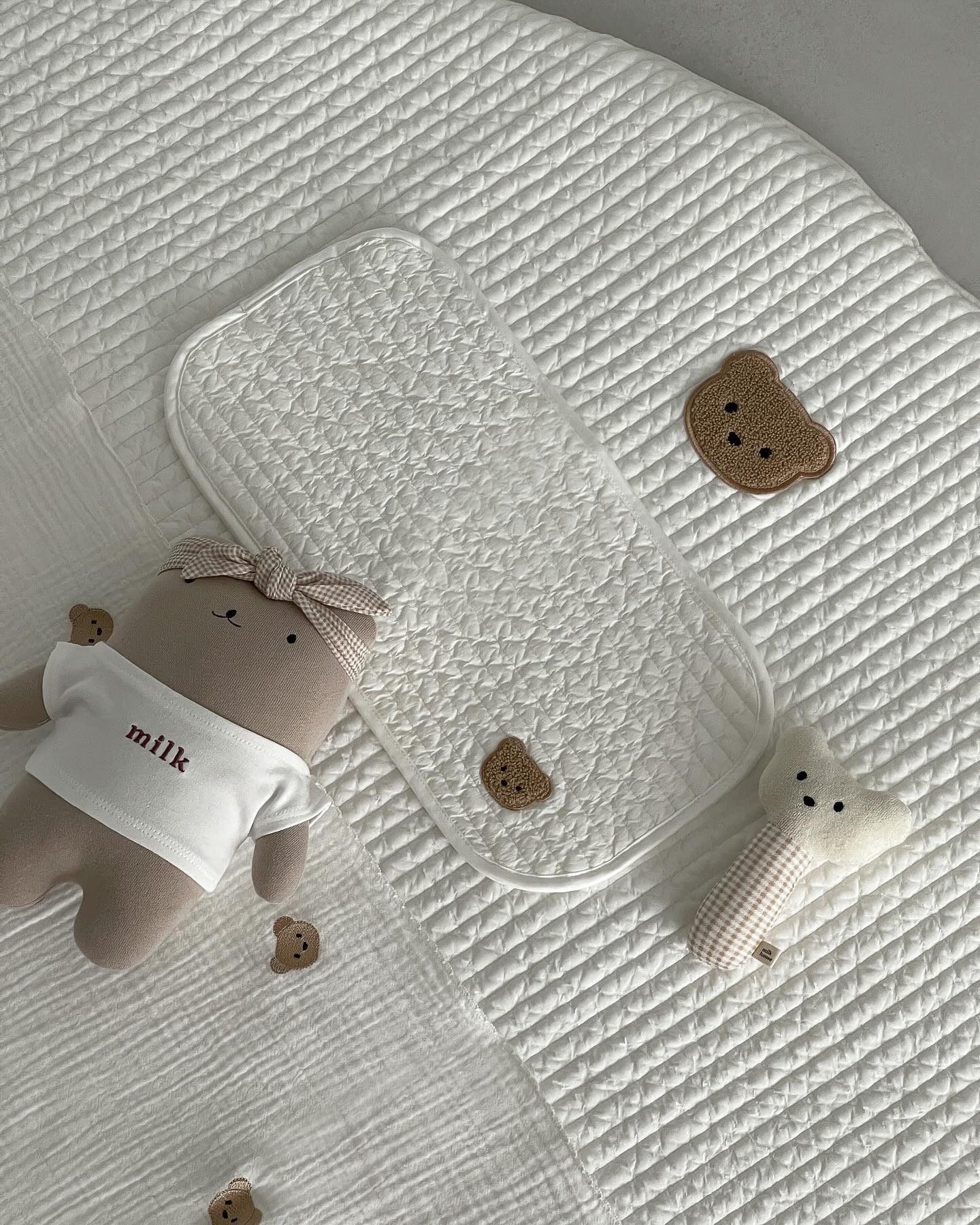 #밀크하우스협찬 milkhouse__official 

8월도 끝나가고 9월 지나고 10월이 오면 서동이가 누워있겠져 👶🏻🤍
네군데에서 택일을 받았는데 3곳에서 같은날 같은시간을 말해줘서 
그날로 수술예약했어요! 남편 생일 바로 다음날 태어나는데 
밤11시59분에 둘이 사이좋게 해주려구요 ☺️ 생일상 한번으로 퉁치자..

그리구 밀크하우스 아기순둥이 원형러그와 블랭킷 바스켓 헤드타올 
이렇게 순둥이 세트로 다 같이 모아놓으니 너무 귀엽지 않나요 🐻
원형러그는 매쉬소재 충전재로 되어 있어서 땀많은 아기들 한테 좋을거 같아요 ! 밀크하우스에서 출산준비 함께해여🤍

milkhouse__official 구경가세요 🖤🤍🫧

#원형러그 #아기원형러그 #바스켓 #기저귀바스켓  #블랭킷 #아기이불 #아기침구  #밀크하우스