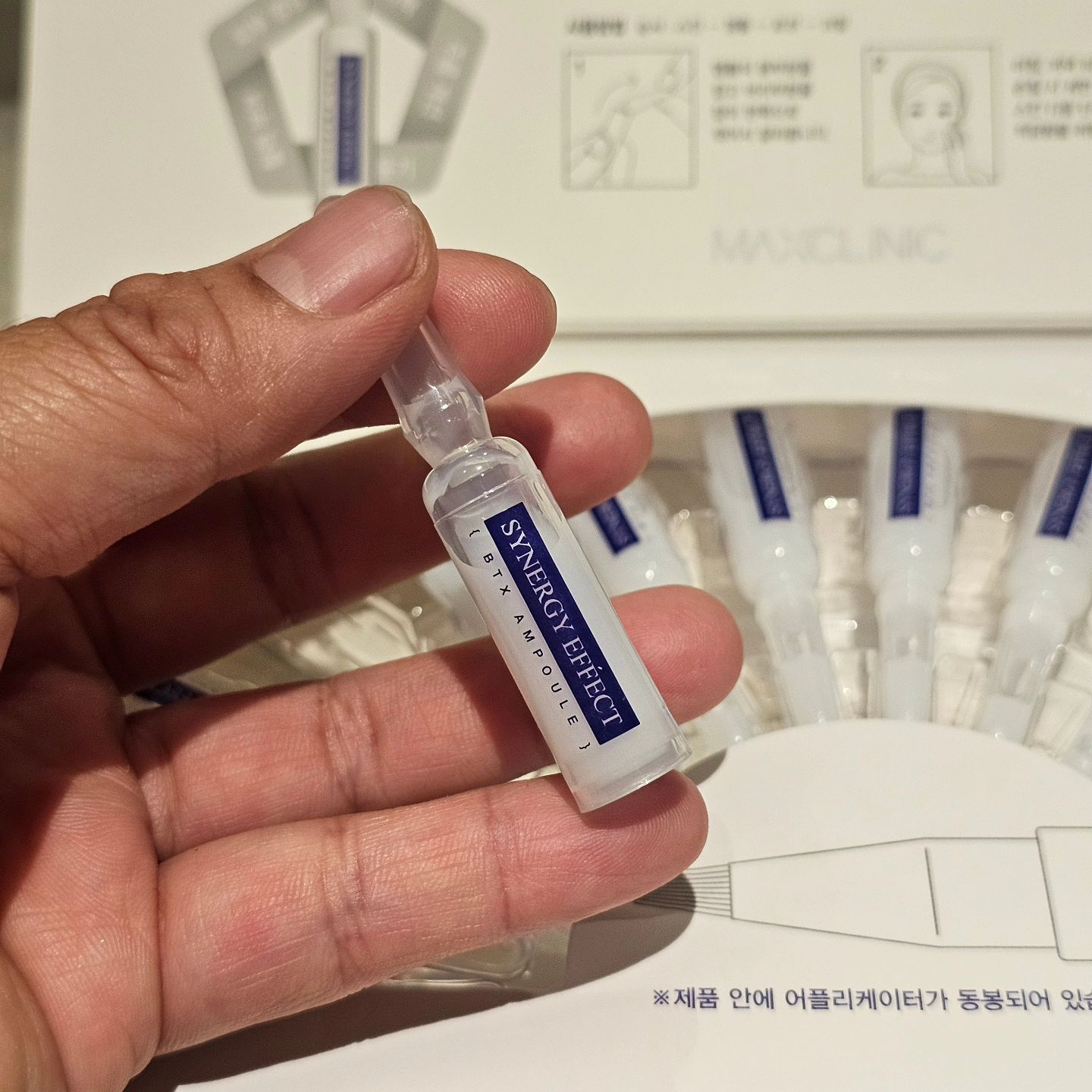 #협찬 maxclinic
시너지 이펙트 BTX크림앰플 오늘부터 광채부스터!! 
바르는보톡스 BTX크림앰플!!

탄력과 수분, 미백까지 하나로! 크림과 앰플의 장점을 모아 만들어진 앰플 #바르는보톡스 #맥스클리닉
흡수력은 빠르게 보습력은 오~래 원래 쓰던 크림에 섞어 발라도 좋고 여행 갈때는 다른거 필요없이 이거 하나만 챙겨가도 좋아요!

저는 첫 단계에서 사용하고 크림바를때 섞어서 마무리해주면 더 효과가 좋은거 같아요!!

#수분앰플 #보톡스앰플 #탄력앰플 #피부홈케어 #크림앰플 #보습크림 #보습앰플 #주름개선화장품 #올인원스킨케어 #보톡스크림 #선팔 #맞팔 #주름개선화장품 #좋반 #앰플리뷰 #앰플추천 #반사 #댓글반사 #바르는보톡스 #선팔 #맞팔