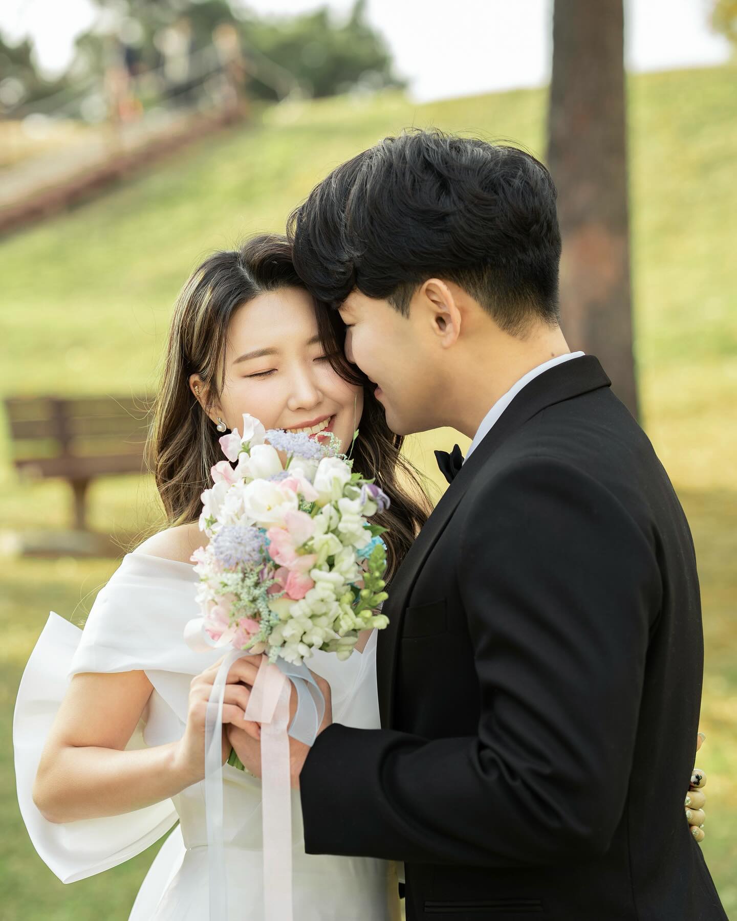 예신님이 직접 보정해준 사진♥️😎
능력자가 너~~무 많다>_<

͙⁺˚*･༓☾　　☽༓･*˚⁺‧͙
결혼준비는 다이렉트 결혼준비 direct.wedding

추천인코드 : ❤️‍🔥 [ 오구커플 ] ❤️‍🔥
: 최초가입시 입력하시면 3만원 현금적립💸
: 스드메 및 혼구용품 구매시 포인트로 사용 가능👍🏻

.
👰🏻‍♀️🤵🏻
🌹캐쉬백 받고 포인트 모아서 스드메 0원
🌹합리적인 가격과 가성비 좋은 제휴업체
🌹든든한 비동행 플래너 
🌹하나뿐인 나만의 결혼 준비

#다이렉트결혼준비 #다이렉트웨딩 #결혼준비 #웨딩준비 #야외촬영 #웨딩스냅 #사설보정