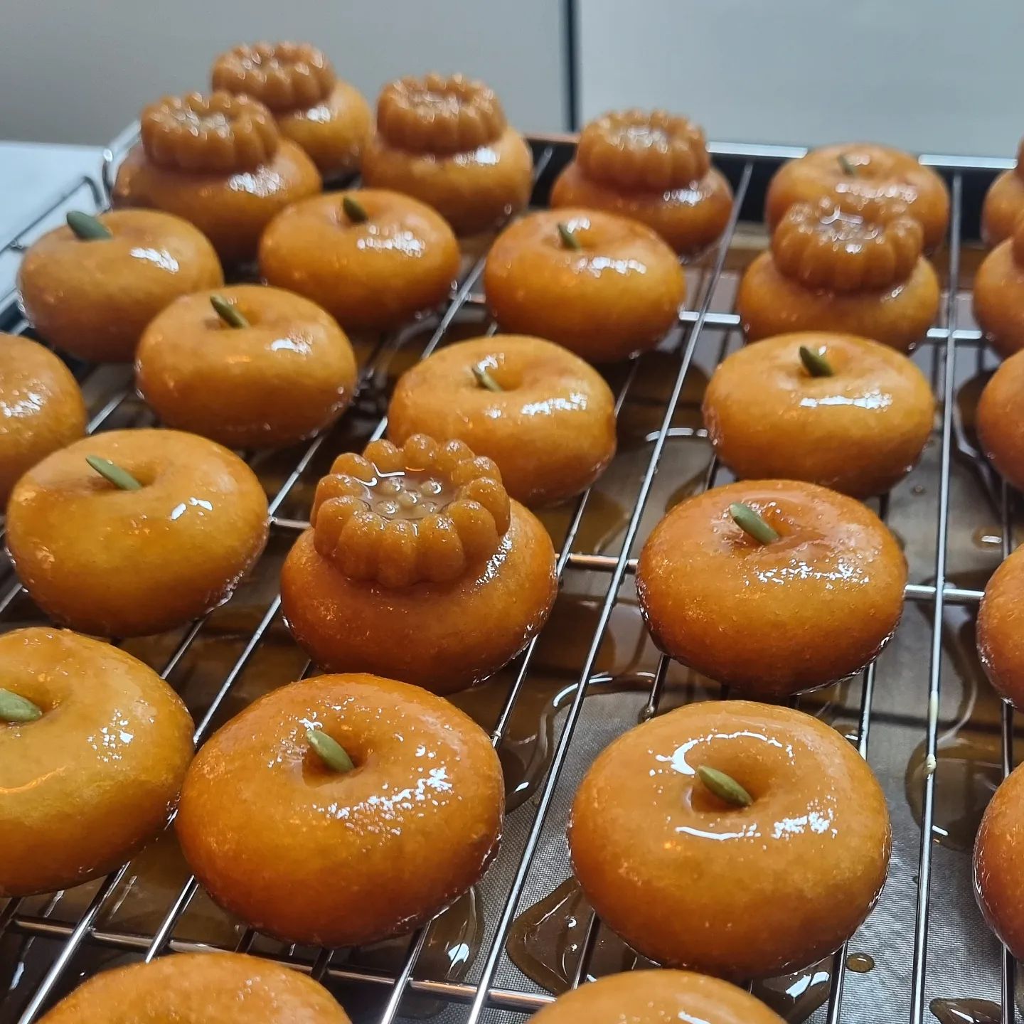 일에 치여 진짜 오랜만의 베이킹:)
나의 첫 개성주악! 
사먹으면 너무너무 비싸서 만들었당😂
이래보여도 사먹으면 최소 6만원어치..!
내가 먹는거니까 모양이 제각각인건 눈감기로~🎶
.
.
.
#개성주악 #우메기 #dessert #디저트 #먹스타그램 #food #일상 #homemade #yummyfood #취미스타그램 #baking #음식스타그램 #푸드스타그램