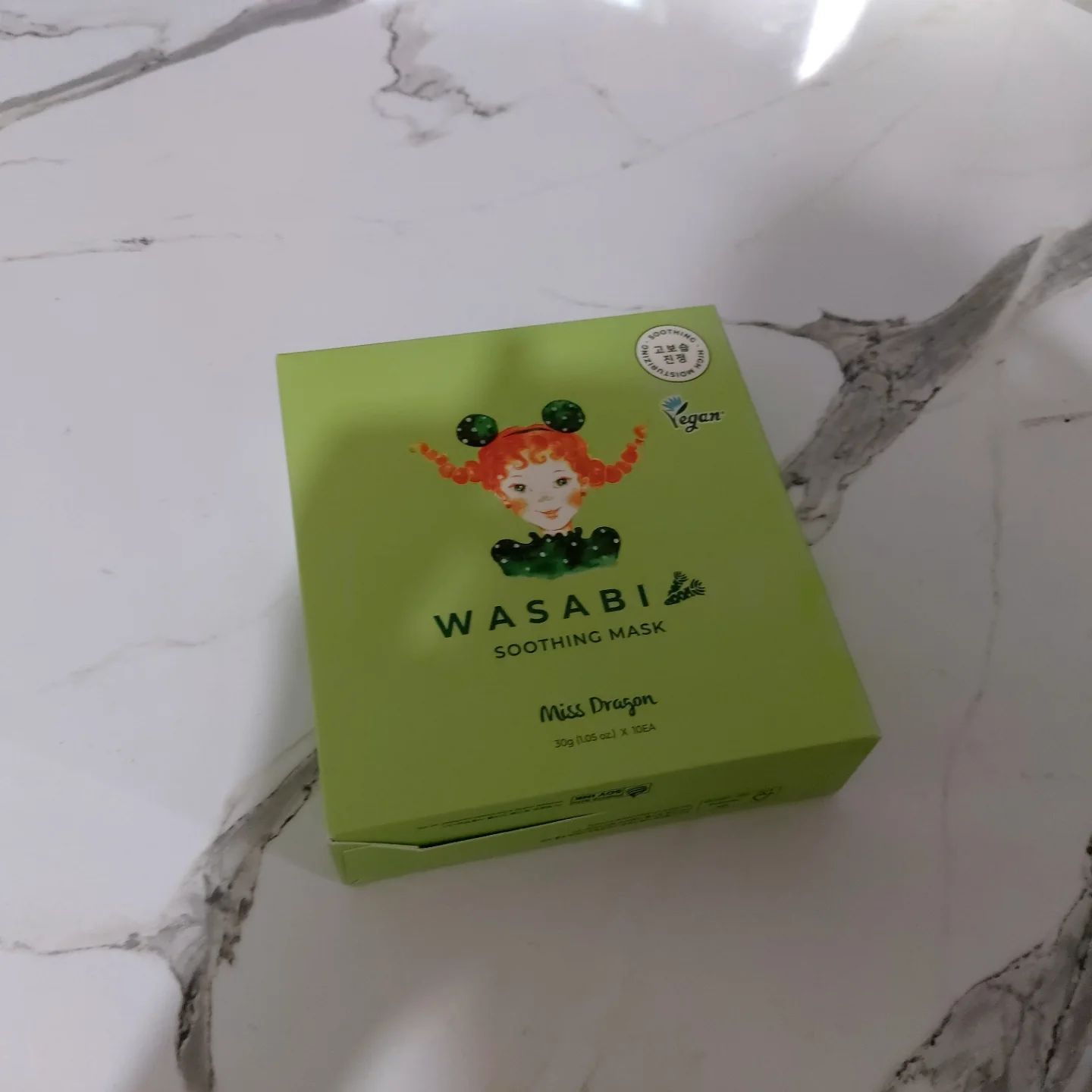최근에 사용해본 와사비 수딩 마스크팩에 대한 후기를 공유할게요! 이 제품은 연예인들도 애정하는 마스크팩으로, 예능 프로그램에서 한 연예인의 냉장고에 등장한 적이 있어요. 실제로 연예인 에스테틱에서도 트러블 진정을 위해 사용된다고 하니 믿고 써볼 수 있었어요! 💖

특히 와사비 뿌리 추출물이 포함되어 있어 트러블 진정에 정말 효과적이에요. 사용해보니 자극이 전혀 없고, 피부에 아주 편안하고 순한 느낌이 들어서 좋았어요. 🌱

또한, 누드시트 원단으로 제작되어 매우 얇고, 흘러내리지 않는 에센스가 가득 담겨 있어서 사용하기도 편했어요. 흡수될 때 건조해지지 않고, 에센스가 피부에 완벽하게 스며드는 느낌도 정말 만족스러웠습니다! ✨

트러블로 고민하는 분들에게 강력 추천하는 마스크팩이에요!

#협찬 #미스드래곤 #마스크팩 #마스크팩추천 #와사비수딩마스크팩 #와사비팩 #1일1팩 #여드름화장품 #acne #cosemetics