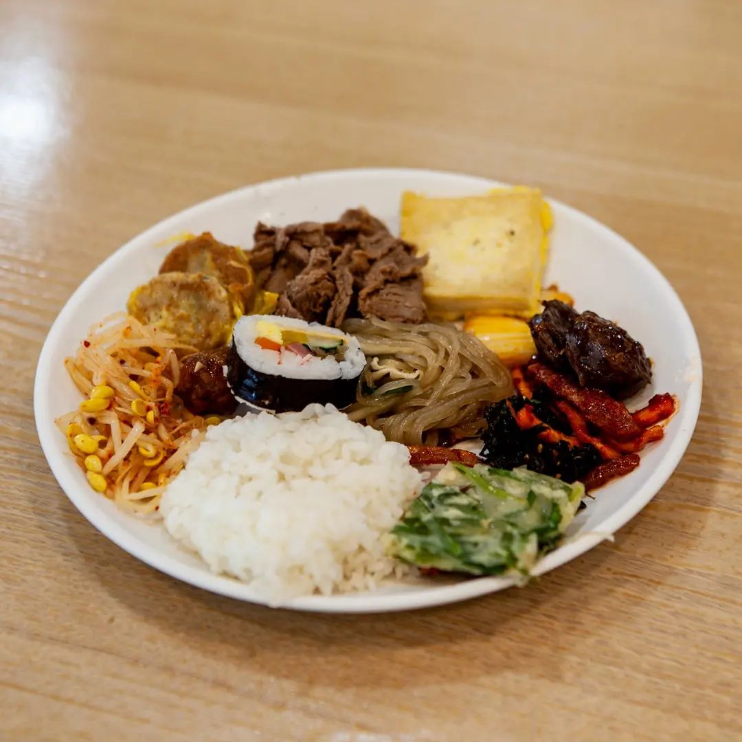영덕 오면 한번은 꼭 방문하는 뷔페..
많은 음식들 중에 엄마 음식에 
빠지지 않는 콩나물무침

뷔페와서 콩나물을 먹는게
이해 할 수 없지만
콩나물이면 어떠하고
한우면 어떠하리
엄마가 맛이다면 
콩나물도 한우가 되는걸..

#영덕뷔페 #영덕맛집 #칠보산휴게소 #칠보산뷔페 #영덕한식뷔페 #영덕여행 #칠보산한식뷔페 #영덕여행 #영덕가볼만한곳 #군산맘 #육아