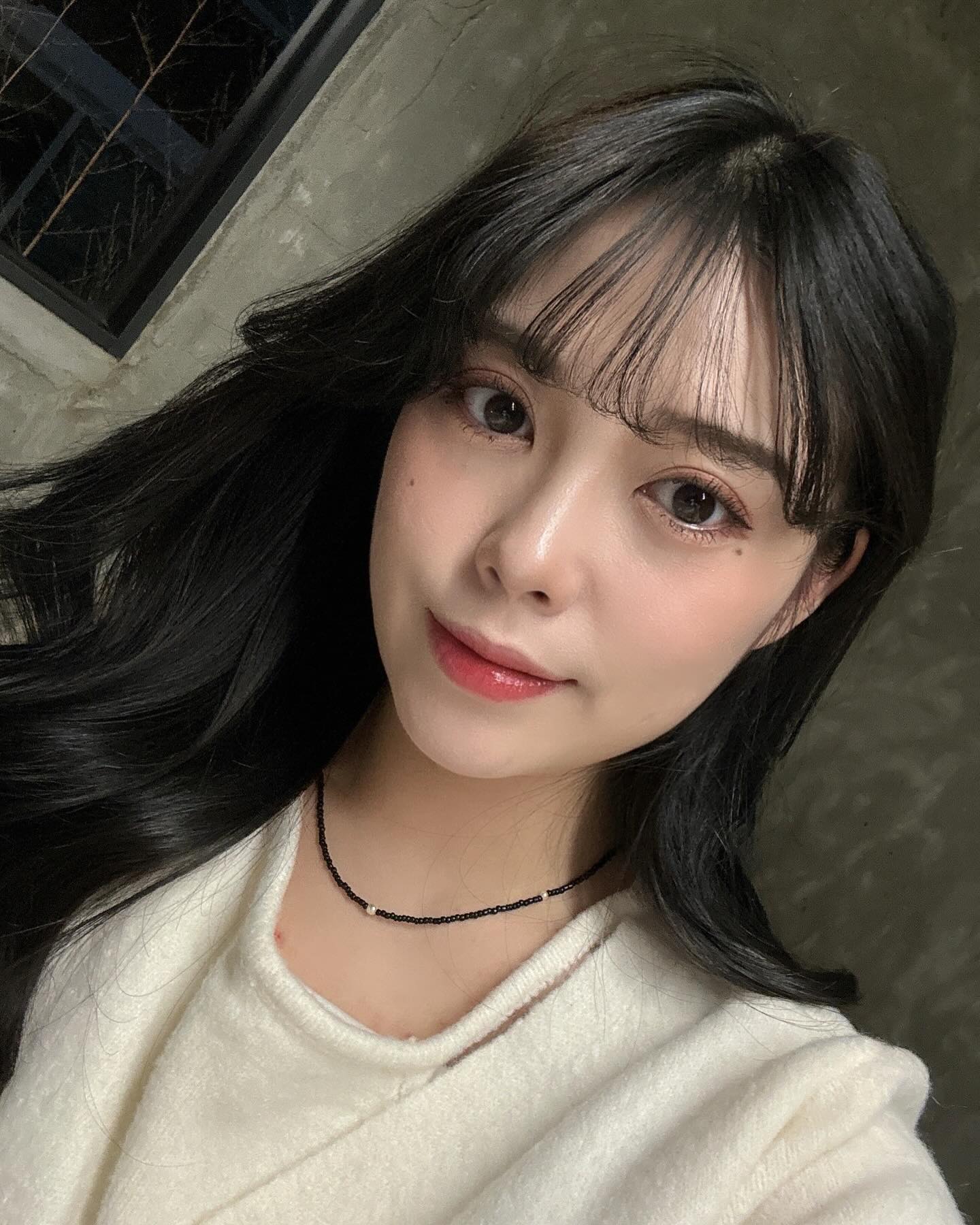 #협찬 shionle 
탕후루같은 물먹립에 빠진 사람 전데여•••ᙏ̤̥

#션리 스테인드 무드 글리밍글로스는 촉촉해서 요즘같이 건조한 날에 바르기 좋고 플럼퍼 없이도 투명하고 볼륨있는 입술을 연출하기도 좋아요 ꔷ̑ɞꔷ̑
또 끈적임도 적어 여러번 덧발라도 문제 없다는 점😚
오랜 지속력은 물론 착색•다크닝이 없어 수정메이크업 할 때도 정말 편해요👍🏻

-GG01 선데이피치 : 피치베이지 색상으로 부담 없는 웜톤컬러
-GG02 데칼코마니 : 옐로우 베이스 레드코랄 색상
-GG03 로즈헤이즈 : 로즈베이지의 여쿨 진분홍 색상
-GG04 언노운 : 로즈헤이즈보다 채도 높은 겨쿨컬러

‘8중 히알루론산 복합체’가 수분감을 주고 ‘샤인 에센스 오일 콤플렉스’가 수분증발을 차단해주어 각질 고민이신 분들께 추천드립니다

✔️자사몰 회원가입 5000원 할인
✔️첫 구매금액 3만원 이상시, 20여 제품 택1 무료 증정
✔️첫 구매 완료자 50% 장바구니 할인쿠폰 증정

#협찬 #션리 #립글로스 #립틴트추천 #립글로스추천 #립글로우 #립플럼퍼