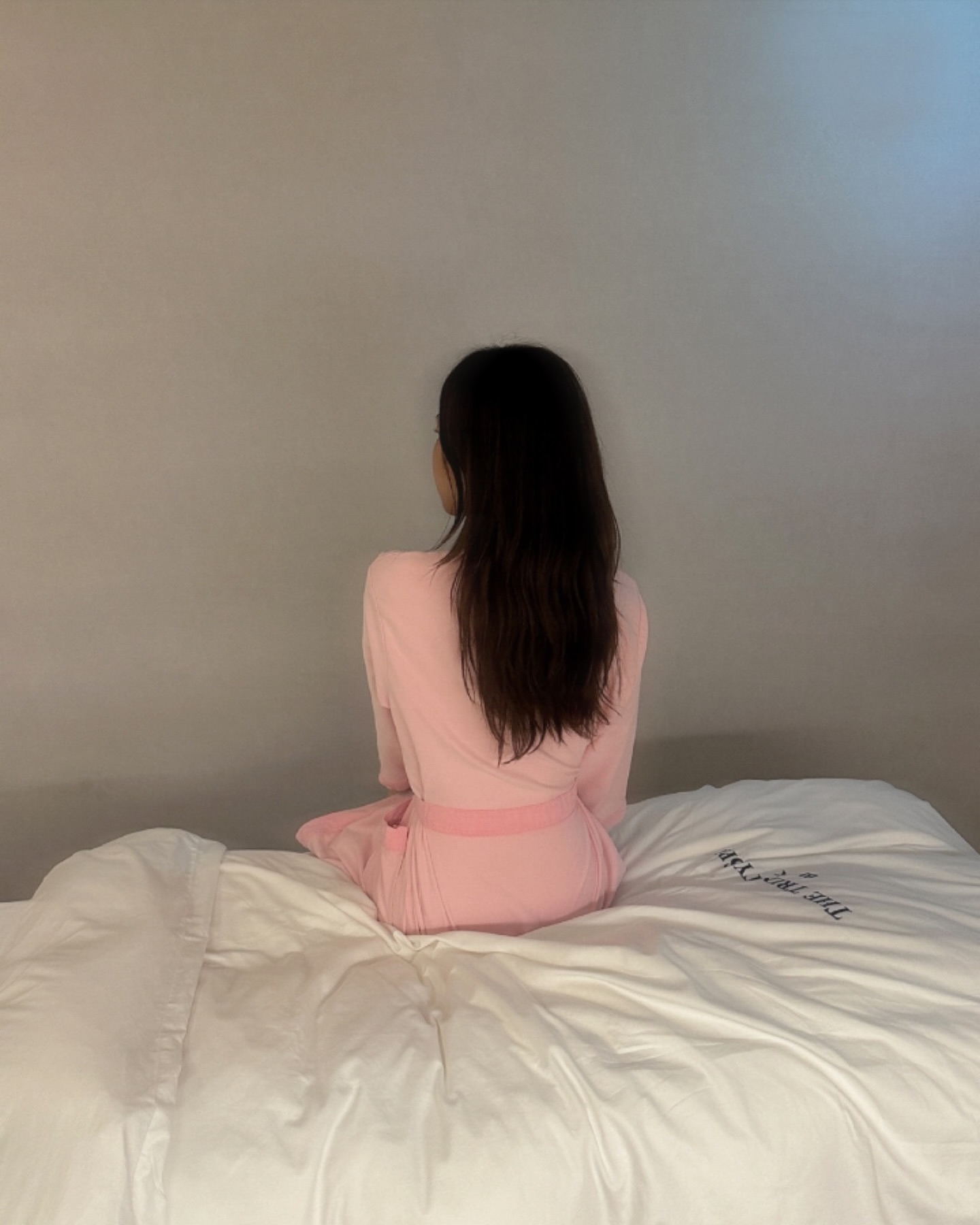 #광고 the_trinityspa_official
가을이 시작되는 9월, 건조함이 느껴지기 시작하고, 여름동안 지친 피부를 케어하기 위해 호텔스파 더트리니티스파 강남에서 3STEP 앰플 레이어링 프로그램 받고 왔어요✨
⠀
매장도 깔끔하고, 고급스러운데 스파 내부에서 나는 더 트리니티 스파의 시그니처 향기인 ’모시오덴‘향도 정말 좋더라고요-! 스파와 잘 어울리고 차분하고 마치 숲속에 온 듯한 느낌이라 마음이 편안해지는 느낌😌🫶
⠀
프라이빗한 1인 관리실에서 부스팅샷 3STEP 앰플케어 받았는데 지치고 건조한 피부에 탄력, 영양, 재생, 광채까지 복합적으로 케어하는 프로그램으로 페이셜 관리는 물론이고 바디케어까지 함께 진행되어
얼굴부터 바디까지 전신케어를 받았어요😉
⠀
홈케어만으로는 쉽지 않은 환절기피부관리!
오랜만에 힐링하고 오니 기분까지 정말 좋더라고요🍀🫧💘
⠀
⠀
#더트리니티스파 #강남피부관리 #강남스파 #조선팰리스 #호텔스파
#스파추천 #서울스파 #뷰티 #스파