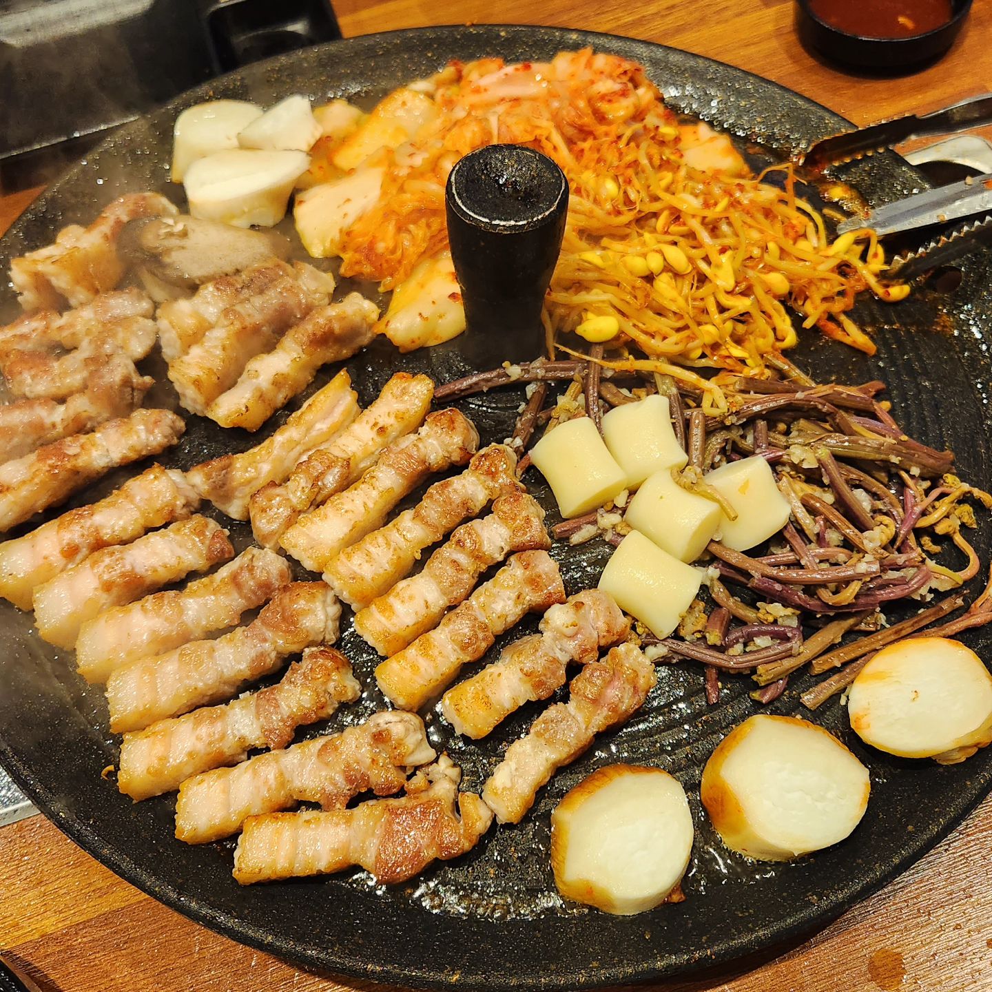 #협찬
대구 월성동맛집 솥뚜껑 삼겹살전문점 일행이에요
솥뚜껑 불판에 구워 먹는 고깃집은 처음 가봐서 신기했어요

직원분께서 고기를 구워주시는데 고기도 다 잘라서 정갈하게 플레이팅 해주시는데 고기 뒤집으실 때 진짜 빨라요👍🏻 다 구워주셔서 제가 집게와 가위를 들지 않고 편해요 친절한 서비스와 쾌적한 분위기여서 편하게 식사 가능해요

📍일행 월성점
주소: 대구 달서구 조암남로 48 1층 일행

영업시간
평일: 16:00 ~ 24:00
주말: 12:00 ~ 24:00

🅿️주차 가능/ 🍾콜키지 가능

📍메뉴
- 삼겹살 3인분
- 볶음밥
- 해물된장찌개

솥뚜껑 열이 오래 보존이 되어서 고기가 금방 익어서 좋은 솥뚜껑삼겹살맛집 일행 !! 고기와 같이 구운 야채 김치, 콩나물, 고사리 곁들어 먹을 수 있고 기본 반찬으로 나온 파채/쌈채소와 소스4종류(소금, 데리야끼, 와사비, 매운소스)가 있어서 취향껏 골라서 고기를 물리지 않고 먹을 수 있어 좋아요

육즙이 살아있는 돼지고기인데 비계와 살코기의 비율이 좋아서 고소하면서 식감이 대박이에요 고기를 먹고 마지막으로 빠질 수 없는 볶음밥이랑 해물된장찌개를 주문했어요 

보통 고기집가서 볶음밥을 시키면 양념된 밥만 나오는데 일행에서는 작은고기가 들어있어서 깜짝 놀랐어요🫢 밥이랑 씹히는 고기의 식감이 있어서 더 맛있어요

해물된장찌개는 꽃게와 새우가 들어있는데 해물이 들어있어서 된장찌개가 깔끔하고 시원한 맛이에요

대구 월성동회식 장소로 좋고 육즙이 살아있는 돼지고기를 맛볼 수 있는 월성동고기집, 일행솥뚜껑삼겹살전문점 가성비까지 좋은 고깃집으로 추천드려요​

#대구달서구 #대구달서구맛집 #달서구맛집 #대구월성동 #월성동맛집 #월성동고기집 #월성동회식 #월성동삼겹살 #일행월성점 #일행솥뚜껑삼겹살 #솥뚜껑삼겹살 #삼겹살 #볶음밥 #해물된장찌개 #삼겹살전문점 #미나리삼겹살 #음식 #먹스타그램 #좋아요테러 #좋아요반사 #팔로우 #먹팔환영 #먹팔 #선팔하면맞팔 #선팔맞팔 #좋아요테러 #좋반 #좋아요 #좋아요반사 #팔로우 #맞팔환영 #맞팔해요 #선팔하면맞팔