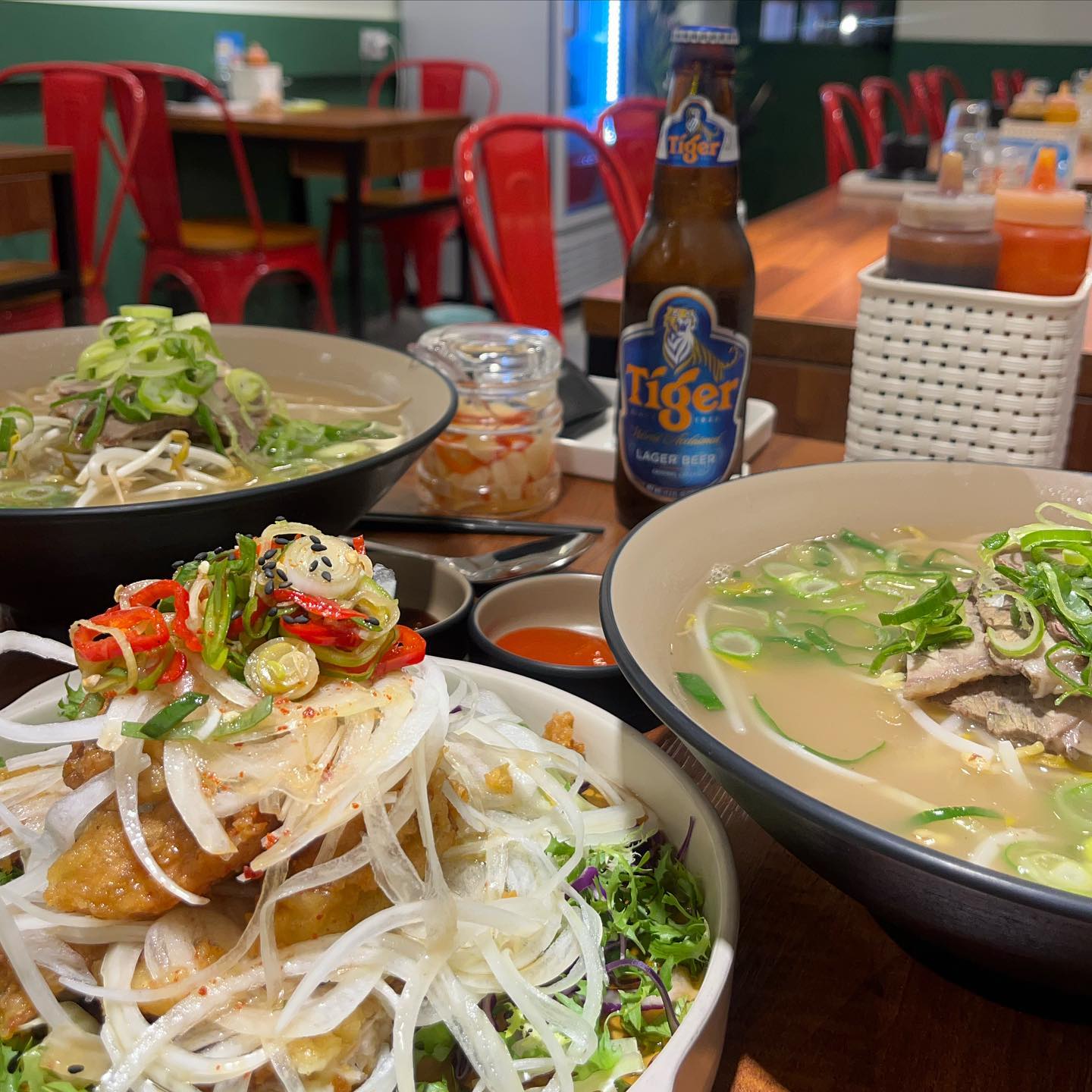 #방이시장맛집#팔월쌀국수 🇻🇳🍜

방이시장 위치한 깔끔한 인테리어 맛집 팔월쌀국수
2인세트 (29.000원) 고기쌀국수 2개 유린기(미니)
타이거맥주 (6.000원) 제로콜라 (2.000원) 주문!

한국인 입맛에 맞는 뜨끈한 국물과 푸짐한 양 
담백하고 고소한 국물에 칠리소스와 양파절임을 찍먹하고
국물한임 맥주한입 먹으면 금상첨화 🥹👍🏻
국물이 술을 절로 부르는 맛이에요! 
다양한 맥주와 소주 등 주문 가능 🥰🍜🤍
세트로 나오는 유린기는 요리 사이즈보다 작지만 
둘이 먹기에 알찬양이고 바삭 고소 + 야채샐러드+고추조합이
상큼한 맛을 더해줍니다! 👍🏻 
고기국밥도 있어서 든든한 밥을 먹고싶으시면 주문추천!

방이시장 맛집 팔월쌀국수 추천