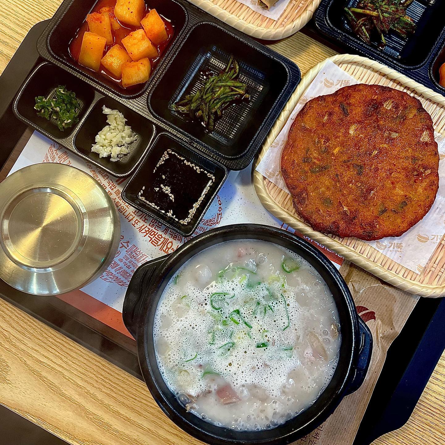 #체험단 #협찬 

내일 아침에 국밥 먹으러 갈건데 술한잔 안해~? 했더니
오 먹어야지 해장해야지! 하면서 신나게 먹은 뚜이몬
일어나자마자 해장하러 옴🔥
국밥만 먹으면 배불러도 뭔가 허전한 느낌이 있는데
정식으로 선택해서 사이드를 함께 먹을 수 있으니
훨씬 든든하고 맛있었다
김치전은 기대안했는데 겉바속촉!
국물도 사골 깊은맛이 요즘 먹었던 국밥이랑 다르게 취저😋
보통 이런 국밥집은 깔끔함은 포기해야 하는데
요기는 깨끗하기도 해서 먹는 내내 불편함이 없었다
기뚤이라는 이름 답게 다 먹고 뚝배기 인증까지🙋🏻‍♀️

✔️요즘 국밥집 다운 인테리어
✔️ 국밥 다 먹고 뚝배기 기울이는 인증
✔️ 정갈한 한상차림으로 1인상 제공해서 대접받는 기분
✔️ 바로 된 좌석이 있어서 1인 손님도 편하게 이용 가능
✔️ 셀프바에 밥솥으로 공기밥 무제한으로 이용 가능
✔️ 취향에 맞게 다데기 및 마늘, 고추 토핑 가능!

🏡기뚝(기울어진뚝배기)
경기 수원시 팔달구 아주로 45-7 1층 기뚝
☎️ 0507-1498-8088
⏰ 09:00 - 21:00 (브레이크타임 2시-3시) 정기휴무 월요일

#우만동맛집 #광교맛집 #광교호수공원맛집 #광교주변맛집 #수원광교맛집 #성빈센트병원맛집 #수원월드컵경기장맛집 #수원월드컵경기장근처맛집 #수원맛집 #해장 #해장국 #해장국맛집 #아주대 #아주대맛집 

이 글은 리뷰노트를 통하여 본 업체에서 제품 또는 서비스를 제공받아 작성된 글 입니다 #리뷰노트