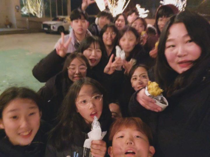 아름다운교회 성탄전야제의 꽃
바베큐파티>.< 🔥🔥🔥🍖

어렸을때부터 해왔던 문화라서그런지
겨울되면 제일 기다려지는 시간ㅎ.ㅎ
어린시절로 돌아간 기분이다 ❤️

우리 후대들 추억속에도
가장 설레고 행복한 날로 기억되길 🙏

(맛있는 꼬기에 꽁치 호박죽 어묵탕까지
넘나 완벽했댜)
#바베큐파티 #내년까지어떻게기다려