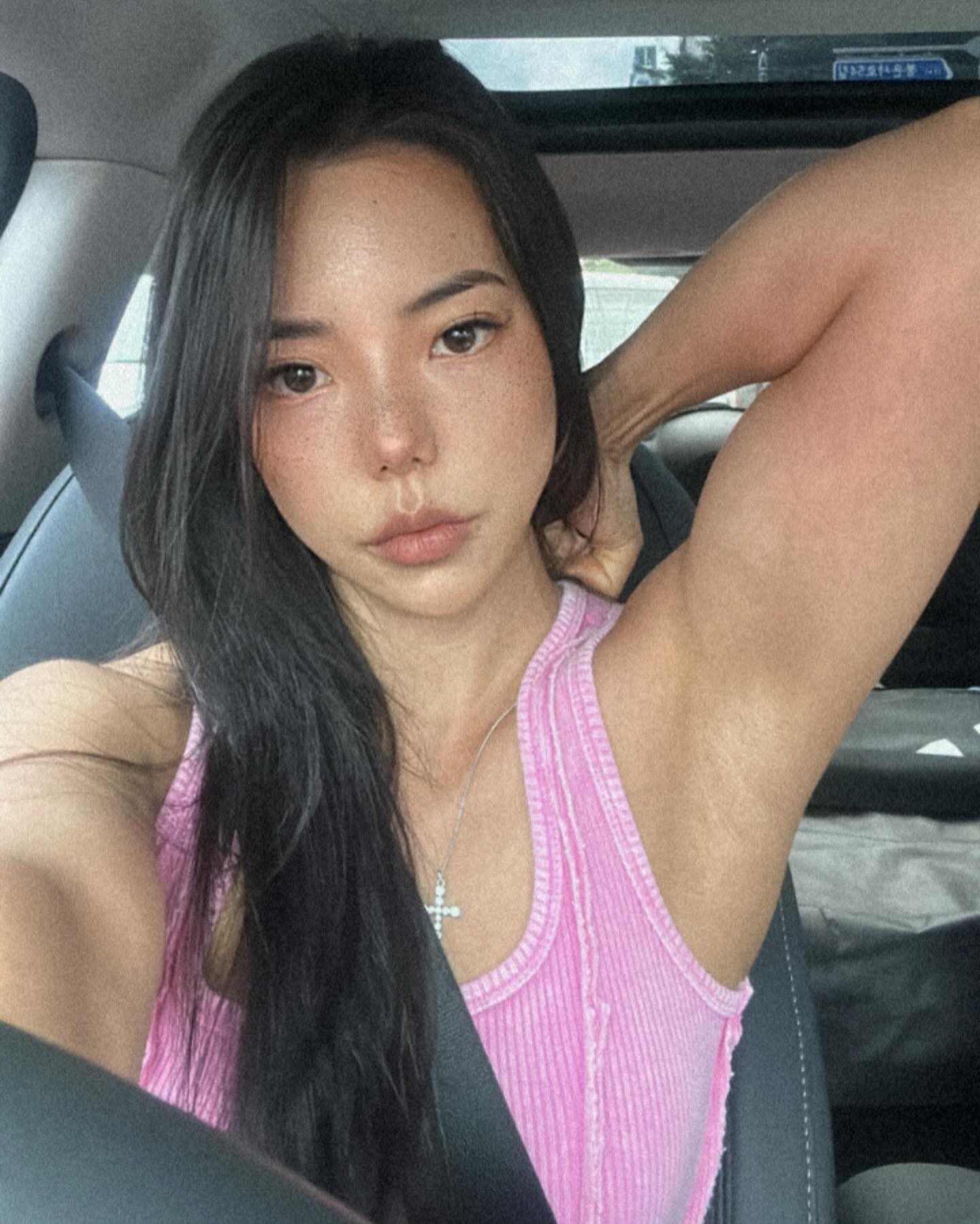 메이크업받고 한다는게 바이셉 플렉싱.... 
rewom_y 메이크업은 진선원장님께만..... 🩷
나의 무한 사랑 받아주세여! !!!