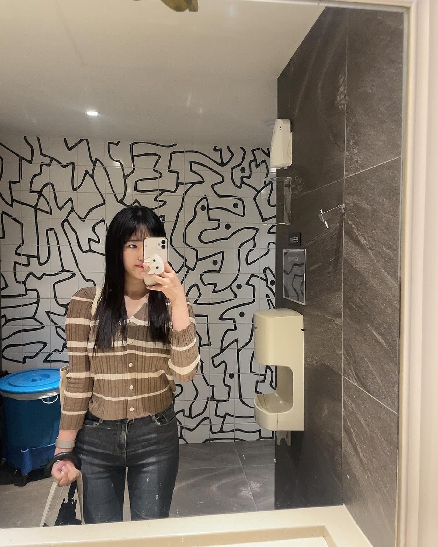 . 
[협찬]
반포동 미용실 박승철헤어스투디오 강남뉴코아점⠀
⠀
장마 시즌으로 한 달 동안 계속 비가 내린다고 해요⠀
덥고 습해지니까 아침마다 출근 준비하는데 ☔️⠀
너무 힘들더라고요😂⠀
머리도 부시시해지고 해도 나가면 바로 풀리고...⠀
그래서 더 늦기 전에 머리하려고 반차를 쓰고⠀
매직하러 갔어요🙌⠀
⠀
⠀
비포 애프터를 보기 위해 출발하기 전에 ⠀
찍은 제 머리 상태를 보면 잔머리도 많고 매직한지 8~9개월이 지나서 안쪽은 꼬불거리고…⠀
매우 심각한 상태였습니다~🥹⠀
아침마다 고데기로 피는 게 너무 일이고 덥고 그래서 결심했죠 매직하기로!!⠀
⠀
자리에 디자이너쌤 상 받은 것도 있더라고요!😳⠀
더 믿고 머리를 맡길 수 있었어요⠀
3시간 정도의 매직이 끄읏 ⠀
오래 걸린 만큼 머리에 퀄리티는 역시 좋아요!💕⠀
⠀
박승철헤어스투디오 강남뉴코아점⠀
주소:서울 서초구 잠원로 37-6 뉴코아아울렛 1관 2층⠀
영업시간:10:30~20:00(월~목)/⠀
 10:30~21:00(금~일)⠀
전화번호:0507-1409-5206⠀

놀러와체험단을 통해 협찬 받아 작성된 리뷰입니다
⠀
 #미용실 #반포동미용실 #반포헤어샵 #헤어스타일추천 #여자머리 #매직 #소통 #daily #좋아요 #선팔 #셀피 #얼스타그램 #먹스타그램 #여행 #여름 #인친 #오오티디 #박승철헤어스투디오강남뉴코아점⠀