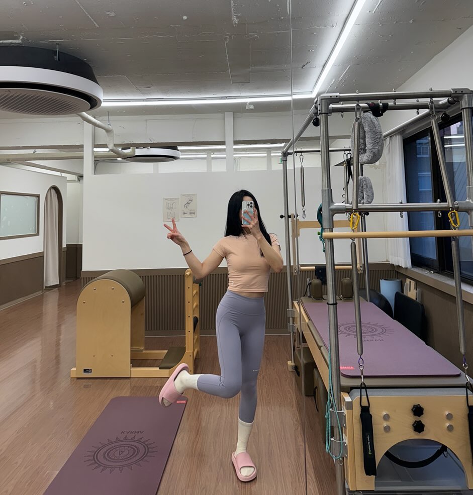 명절 이후 날씨도 풀리고 미세먼지는 🤧…

그래도 텐션 올리려고 기분 좋게 달달구리 커피 마시고
마인드 컨트롤 엄청 했다지요 🫶🏻

명절 증후군 잘 이겼으리라 믿고 
우리 조금만 더 힘내요 곧 또 주말이잖아요?😅
(광기 좀 가져올까 봐요~~👻😏)

이번 주도 화이팅!!!