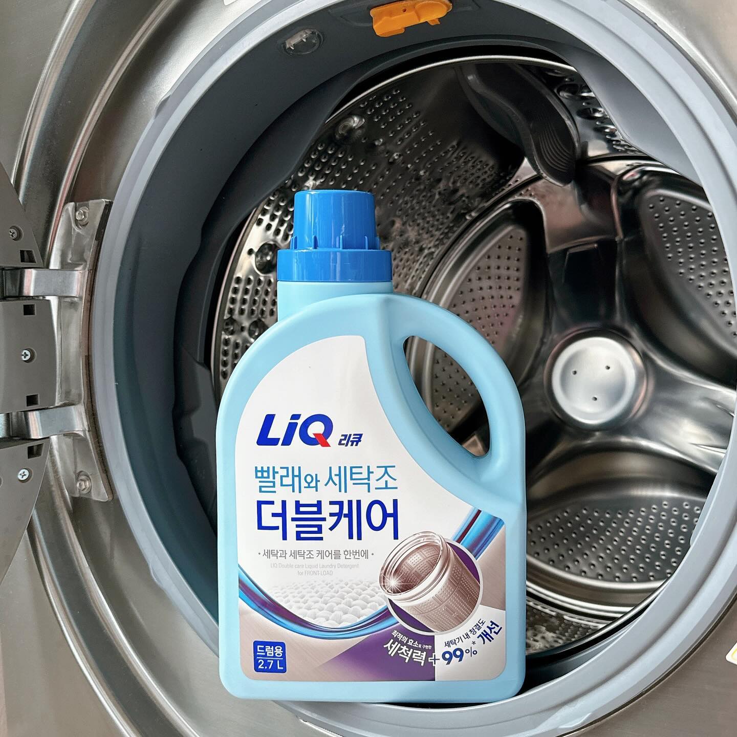 - AK Lover 제품지원 -

매일 열일하는 우리집 세탁기 관리도 신경쓰기.
세탁조 청소 중요한지라 사용 횟수 확인하면서 
세탁조 청소 세제로 나름 꼼꼼히 관리한답니다.
 
그런데 세탁세제로 빨래와 세탁조 케어를 함께
한다는 리큐 빨래와 세탁조 더블케어 신기해요.
궁금한 건 못 참아! 신상이니 바로 써 보았지요.
 
세탁조의 오염을 지워내는 세탁조 클리너? NO!!
세탁조에 오염이 쌓이는 것을 방지해주는 세탁조
케어 기능을 가진 향기까지 좋은 세탁세제랍니다.

직접 사용해보니 흰옷과 흰수건 세탁도 깔끔하고
잔향도 향긋하고, 세탁조도 반짝반짝한 좋으네요.
 
 
💙 리큐 빨래와 세탁조 더블케어 🩵
▪️ 일반코스로 세탁하는 것만으로도 세탁조의 오염까지 99% 더블케어 가능
▫️ 표준사용량, 40도C 세탁 후 세탁조 모의 시험편 세척력(공인기관시험완료)
▫️ 리큐 빨래와 세탁조 더블케어는 금속 이온 제거 성분을 함유하여 원인부터 케어
▪️ 최적의 효소 배합과 리큐의 탁월한 세척력으로 신경 쓰이는 누런 피지오염과 생활얼룩을 깨끗하게!
▪️ 상쾌한 향은 더하고 피부자극은 줄이고, 깨끗한 프레시 아로마틱 향
▫️ 피부자극 테스트 완료
▫️ 파라벤 6종 형광증백제 無첨가

 
#빨래와 #세탁조 #리큐 #리큐빨래와세탁조더블케어 #빨래와세탁조 #세탁조케어 #세탁조관리 #세탁세제 #세탁세제추천 #AKLover #액체세탁세제 #향기좋은세탁세제 #깨끗한세탁세제 #청량한세탁세제 #아로미틱향세제 #더블케어 #드림세탁기세탁세제 #피부자극없는세제 #빨래스타그램 #생활얼룩제거 #누런피지오염제거
