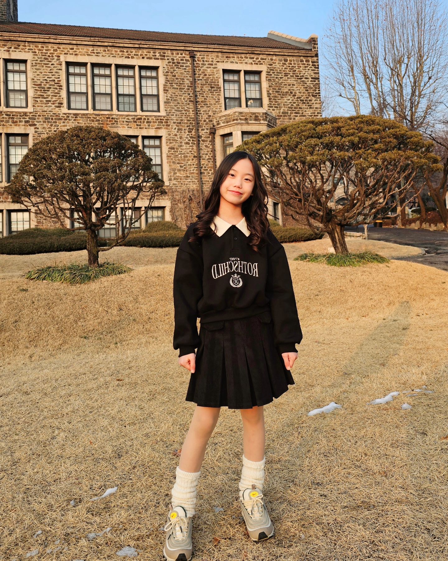 #협찬 forejuel_sj 

초등여아코디맛집 포레쥬엘에서 유나에게 넘나 잘 어울리는 예쁜 옷을 선물해주셨어요 🎁 

#카라크롭기모티셔츠
#키즈주니어골덴스쿨스커트

키138cm 몸무게 26kg 유나는 13호 입었답니다😊

언니야같은 힙한 스쿨룩이라 아이가 참 좋아해요🖤🖤
날씨가 너무 추워서 5분 잠깐 찍은 사진인데🤣🤣 옷이 날개네요

담엔 따뜻하고 사랑스러운 공간에 입고 가서 더욱 길게 사진을 찍어보겠습니다

사이즈 상담 잘해주시는 넘나 친절하신 포레쥬엘 사장님 감사합니다😍

#초등룩 #주니어룩 #초등여아패션 #아동복 #ootd #등교룩