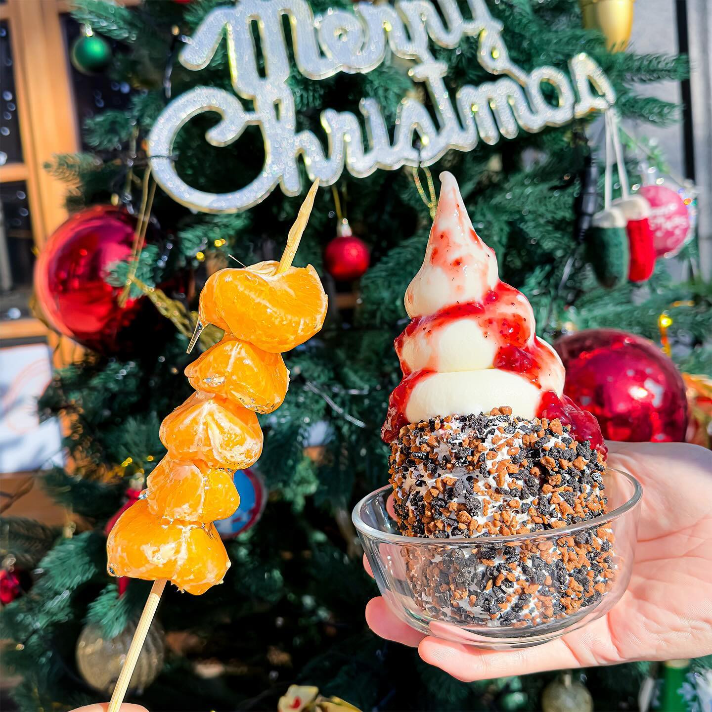 산타는 굴뚝빵을 타고 ! 🎅

빵순이 빵돌이들은 끄네들로 🏡

달콤한 굴뚝빵으로 유명한 끄네들로 

썸남썸녀 손잡고 당장 가쥬아!

━━━━━━━━━━━━━━━━━━━━━━━━━━━━━━━━━

뭘 골라야할지 모르겠으면 베스트7중에 고르면 무조건 성공함 🌟

즉석으로 구워주는 굴뚝빵에 커스터드! 그리고 이 빵을 찢어서 크림라뗴에 찍어먹으면 기절각... 

달콤달콤 너무 달콤해요 ㅠㅠㅠㅠㅠㅠㅠ

아 근데 단거 질려서많이못먹는다? 그런거없어요! 다 개성강하게 달콤함>< 

커스텀 끄네들로는 아이스크림을 올려서먹었어요

완전 완전 맛났는데 아이스크림 싫으시면 생크림으로 바꿀수있어요!

거기에 람쥐가좋아하는 탕후루도 있다구요 ’ㅇ‘/
 
평일에도 웨이팅이 발생하지만 포장도 가능합니다

매장에 온통 빵으로 가득해서 눈으로도 즐기기 너무 좋고

밖에 예쁜 트리도 있어서 사진찍기도 딱 !

겨울 한정판 케이크 인스타 DM으로 예약도 가능해요

잠실가면 무조건 가야대요 진ㅉㅏ루

🏠 끄네들로

🏷️ 서울 송파구 오금로 95 국제빌딩 끄네들로

#잠실디저트 
#굴뚝빵 
#끄네들로
