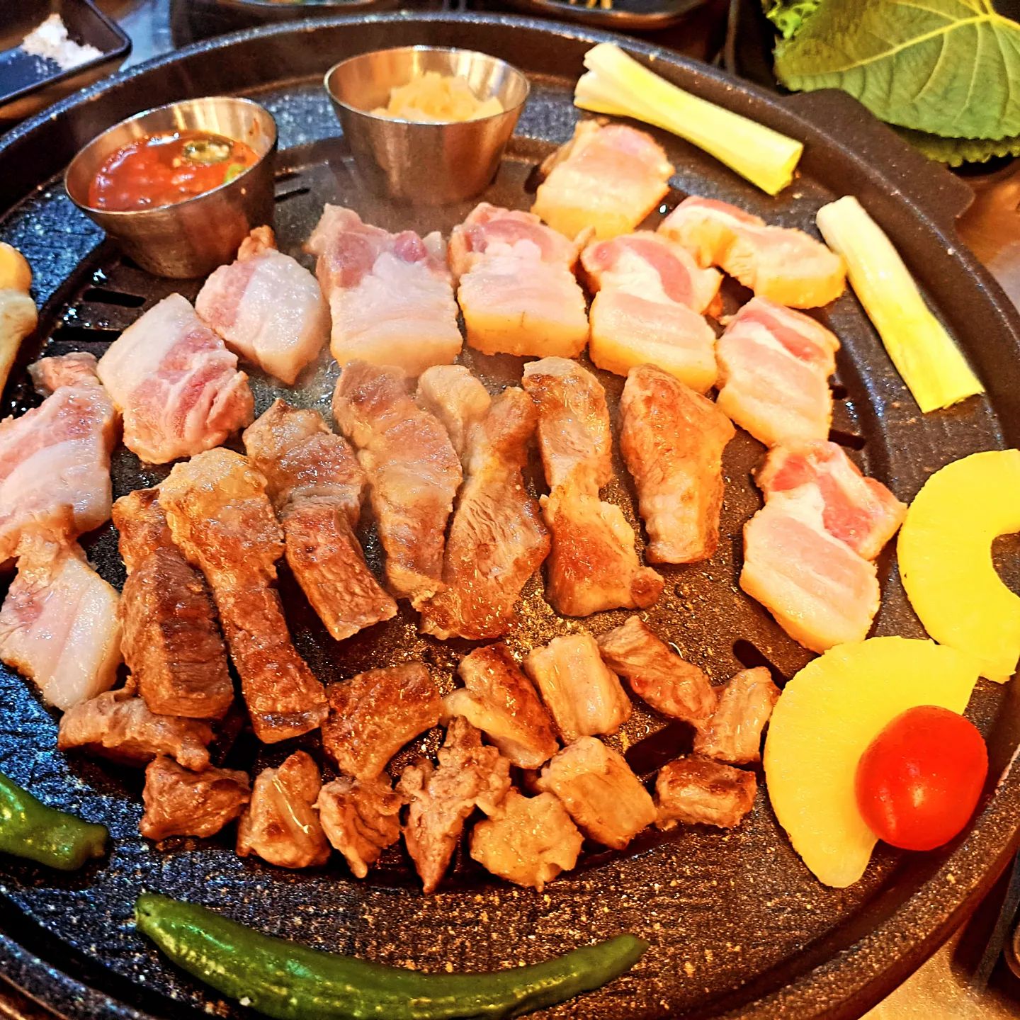 천안 자연농원

천안이고집만두가고싶었지만
이래저래가기 힘들어서 차선책으로 간곳이지만
맛있었다.

테라주라고 했는데 카스줬지만
와 맛있어 😮
실비김치맛있었는데
마니 못먹었다.
된찌늦게나와서 서비스로 준 잘생긴남직원 랴뷰💕

#자연농원 #천안자연농원 #천안역고기 #천안이베리코
#이베리코맛집 #실비김치 #구워주는고기집