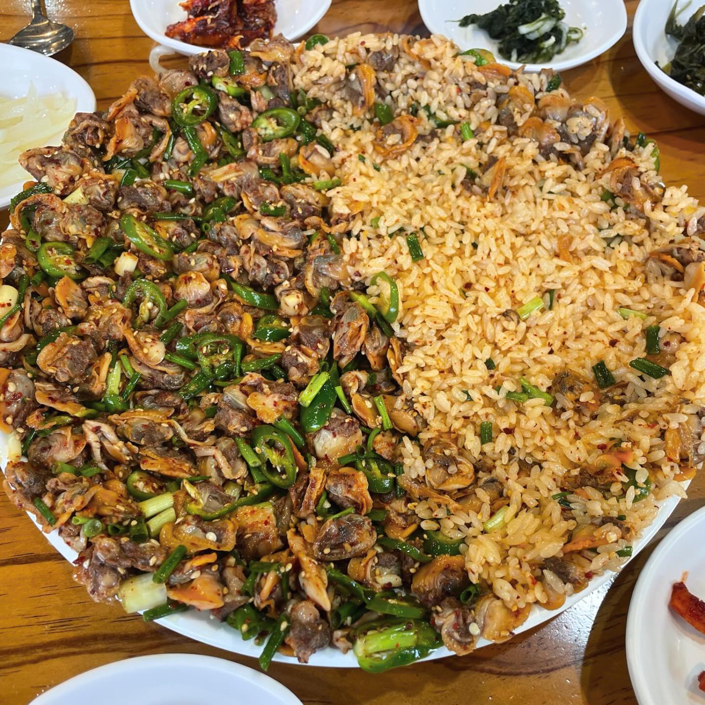[46번째 식탁] 엄지네 포장마차 강릉본점
: 별점 만점 강릉에 이거 먹으러 왔다해도 무방한 꼬막비빔밥

강릉에 위치한 #엄지네포장마차 에 다녀왔습니다 🍚🍚

=menu=
꼬막무침비빔밥 35,000원
공기밥 1,000원
========

솔직히 이거 먹으러 강릉온거,, 맞습니다,,🤤🤤작년에 먹어보고 반해서 구의동에 있는 지점도 먹어봤지만 이 맛이 아니었어요🥲

드디어 먹으러 다시 왔습니다 저희는 꼬막비빕밥을 시켰어요 원래 육사시미도 시킬까 했는데 가격이 조금 있는 편이라 다음에 먹자하고 패스했습니다.

밑반찬은 미역국, 소시지, 김, 감자 등등 많아요 메인인 꼬막비빕밥이 나오는 순간 들기름 향이 쌰아악..😍또 먹고 싶네요

넓은 접시에 반은 꼬막과 밥이 비벼져서 나오고 반은 꼬막 무침으로 나옵니다 한입 먹어보면 꼬소한 들기름의 향과 양념에 무쳐진 탱글한 꼬막이 너무 맛있어요 거기에 너무 맵지 않은 고추랑 같이 먹으면 환상,,👍👍

비벼진 절반을 다 먹고 공기밥을 하나 더 시켜서 남은 꼬막무침에 비벼서 2차전까지 먹고 나니 배불러 행복해하는 저희를 볼 수 있었죠,,😆

저희는 점심시간이 조금 지난 뒤에 간 터라 웨이팅이 없었지만 보통 웨이팅이 있다고 하니 참고 부탁드립니다. 본점 옆에 1호점 2호점도 있으니 오래 기다리시지는 않을거에요 

별점 10/10
=================================
🚘 강원 강릉시 경강로2255번길 21
⏰ 매일  기본 11:00 - 23:00
  홀식사 11:00 - 22:00
  포장 11:00 - 23:00

#맛있다그램#오늘뭐먹지#강릉맛집#강릉여행#맛집#강릉#꼬막비빔밥#꼬막#강릉밥집#여행일기#맛집탐방#데이트코스#연애일기#데이트#데이트맛집#yummy#foodpics#foodporn #맛집추천#맛집스타그램#먹스타그램#먹스타#먹스타맞팔#맛집탐방#맛집투어#맛집#먹팔#먹맞팔#먹팔환영#먹팔해요